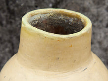 Carica l&#39;immagine nel visualizzatore di Gallery, Vaso tadelakt, un intonaco di origine marocchina tipico della città di Marrakech, un metodo completamente ecologico basato sull&#39;utilizzo di calce idrata, sapone nero, pigmenti naturali e cere. Dimensioni Diametro 18 h33cm.