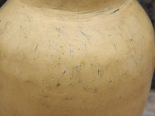 Carica l&#39;immagine nel visualizzatore di Gallery, Vaso tadelakt, un intonaco di origine marocchina tipico della città di Marrakech, un metodo completamente ecologico basato sull&#39;utilizzo di calce idrata, sapone nero, pigmenti naturali e cere. Dimensioni Diametro 18 h33cm.