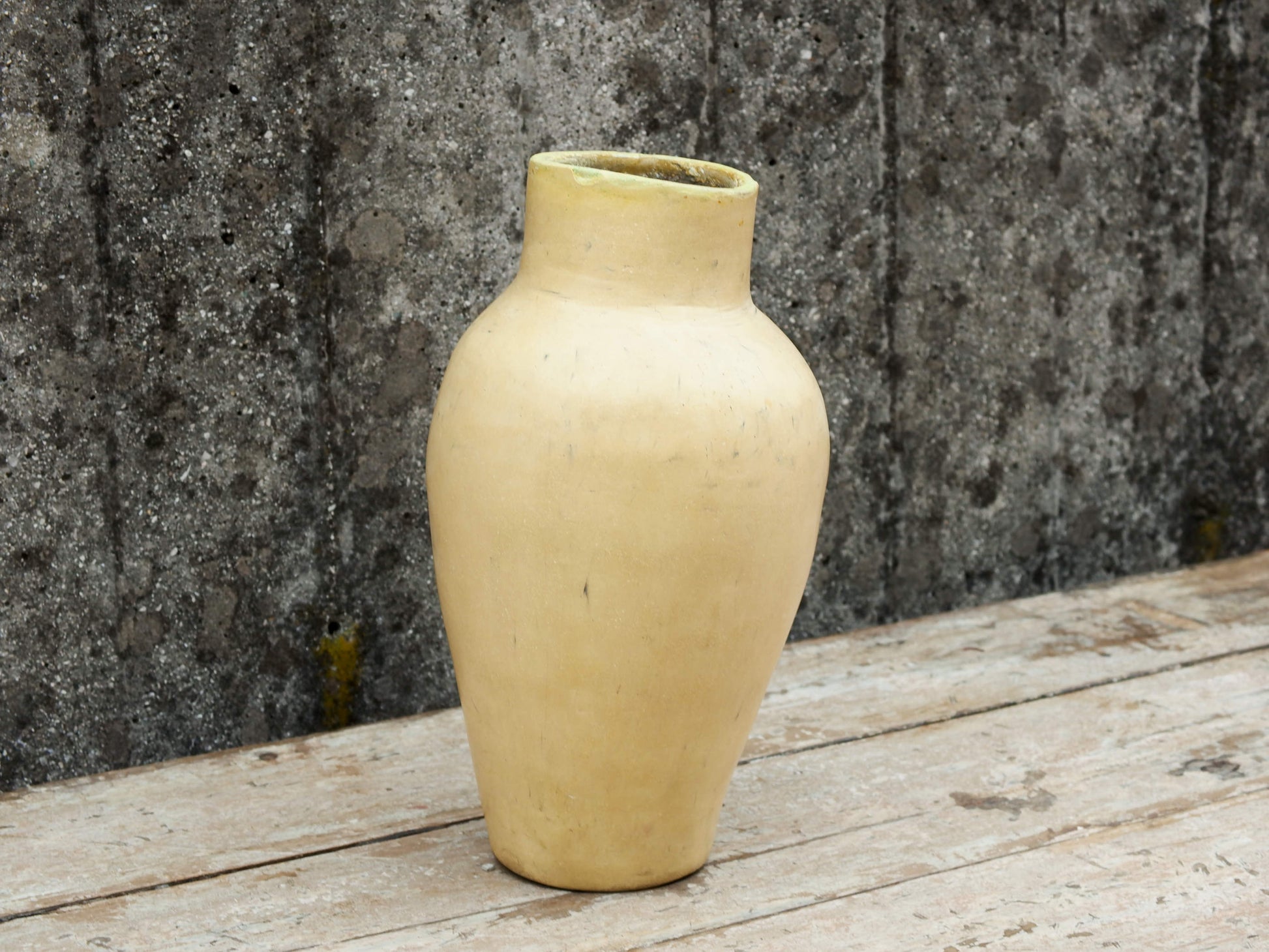 Vaso tadelakt, un intonaco di origine marocchina tipico della città di Marrakech, un metodo completamente ecologico basato sull'utilizzo di calce idrata, sapone nero, pigmenti naturali e cere. Dimensioni Diametro 18 h33cm.