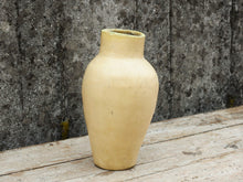 Carica l&#39;immagine nel visualizzatore di Gallery, Vaso tadelakt, un intonaco di origine marocchina tipico della città di Marrakech, un metodo completamente ecologico basato sull&#39;utilizzo di calce idrata, sapone nero, pigmenti naturali e cere. Dimensioni Diametro 18 h33cm.