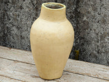 Carica l&#39;immagine nel visualizzatore di Gallery, Vaso tadelakt, un intonaco di origine marocchina tipico della città di Marrakech, un metodo completamente ecologico basato sull&#39;utilizzo di calce idrata, sapone nero, pigmenti naturali e cere. Dimensioni Diametro 18 h33cm.