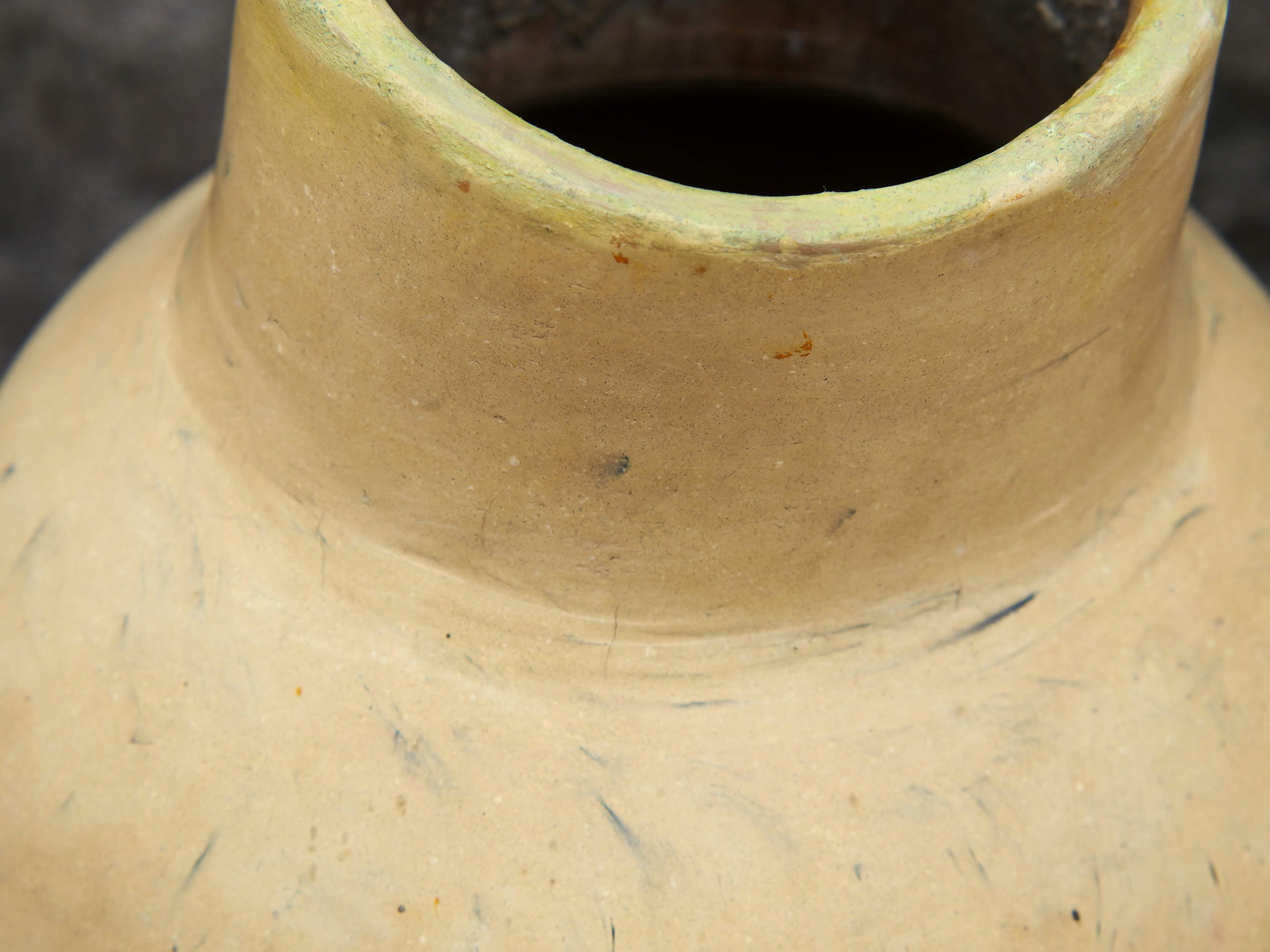 Vaso tadelakt, un intonaco di origine marocchina tipico della città di Marrakech, un metodo completamente ecologico basato sull'utilizzo di calce idrata, sapone nero, pigmenti naturali e cere. Dimensioni Diametro 18 h33cm.