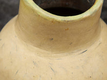 Carica l&#39;immagine nel visualizzatore di Gallery, Vaso tadelakt, un intonaco di origine marocchina tipico della città di Marrakech, un metodo completamente ecologico basato sull&#39;utilizzo di calce idrata, sapone nero, pigmenti naturali e cere. Dimensioni Diametro 18 h33cm.