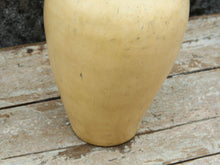 Carica l&#39;immagine nel visualizzatore di Gallery, Vaso tadelakt, un intonaco di origine marocchina tipico della città di Marrakech, un metodo completamente ecologico basato sull&#39;utilizzo di calce idrata, sapone nero, pigmenti naturali e cere. Dimensioni Diametro 18 h33cm.