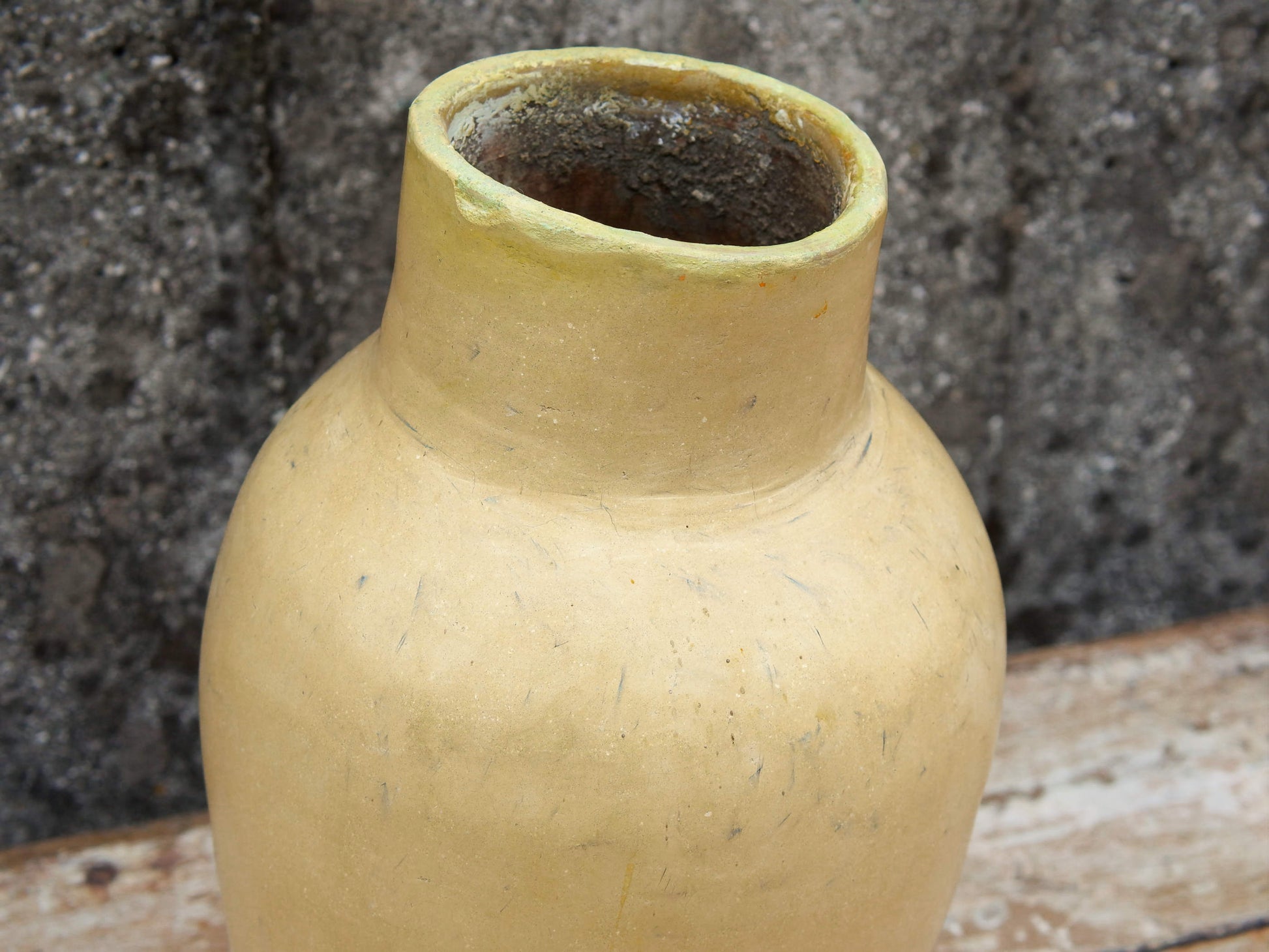 Vaso tadelakt, un intonaco di origine marocchina tipico della città di Marrakech, un metodo completamente ecologico basato sull'utilizzo di calce idrata, sapone nero, pigmenti naturali e cere. Dimensioni Diametro 18 h33cm.