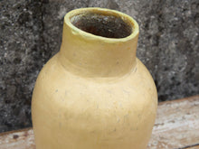 Carica l&#39;immagine nel visualizzatore di Gallery, Vaso tadelakt, un intonaco di origine marocchina tipico della città di Marrakech, un metodo completamente ecologico basato sull&#39;utilizzo di calce idrata, sapone nero, pigmenti naturali e cere. Dimensioni Diametro 18 h33cm.