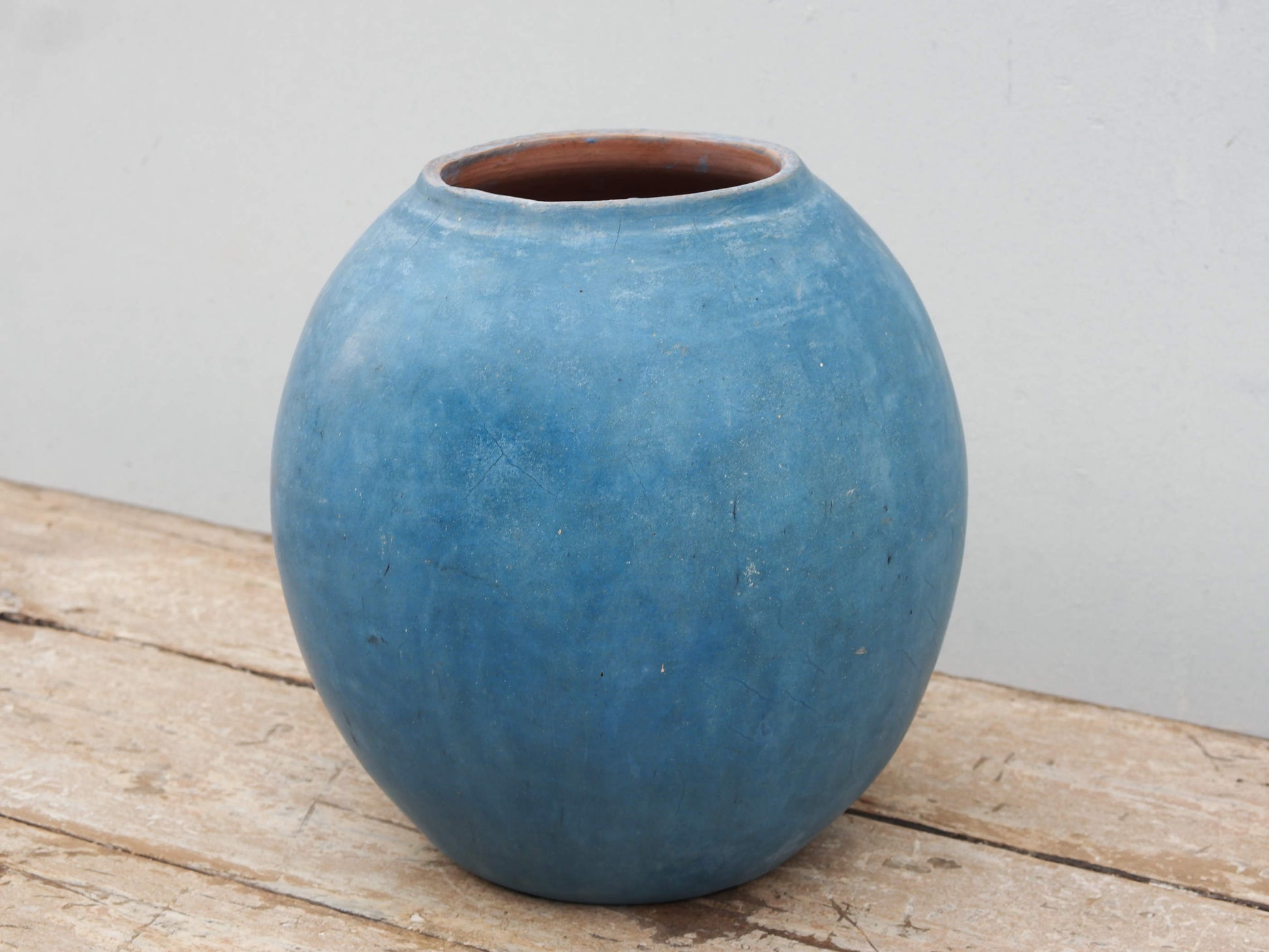 Vaso tadelakt, un intonaco di origine marocchina tipico della città di Marrakech, un metodo completamente ecologico basato sull'utilizzo di calce idrata, sapone nero, pigmenti naturali e cere. Dimensioni Diametro 25 h28cm.