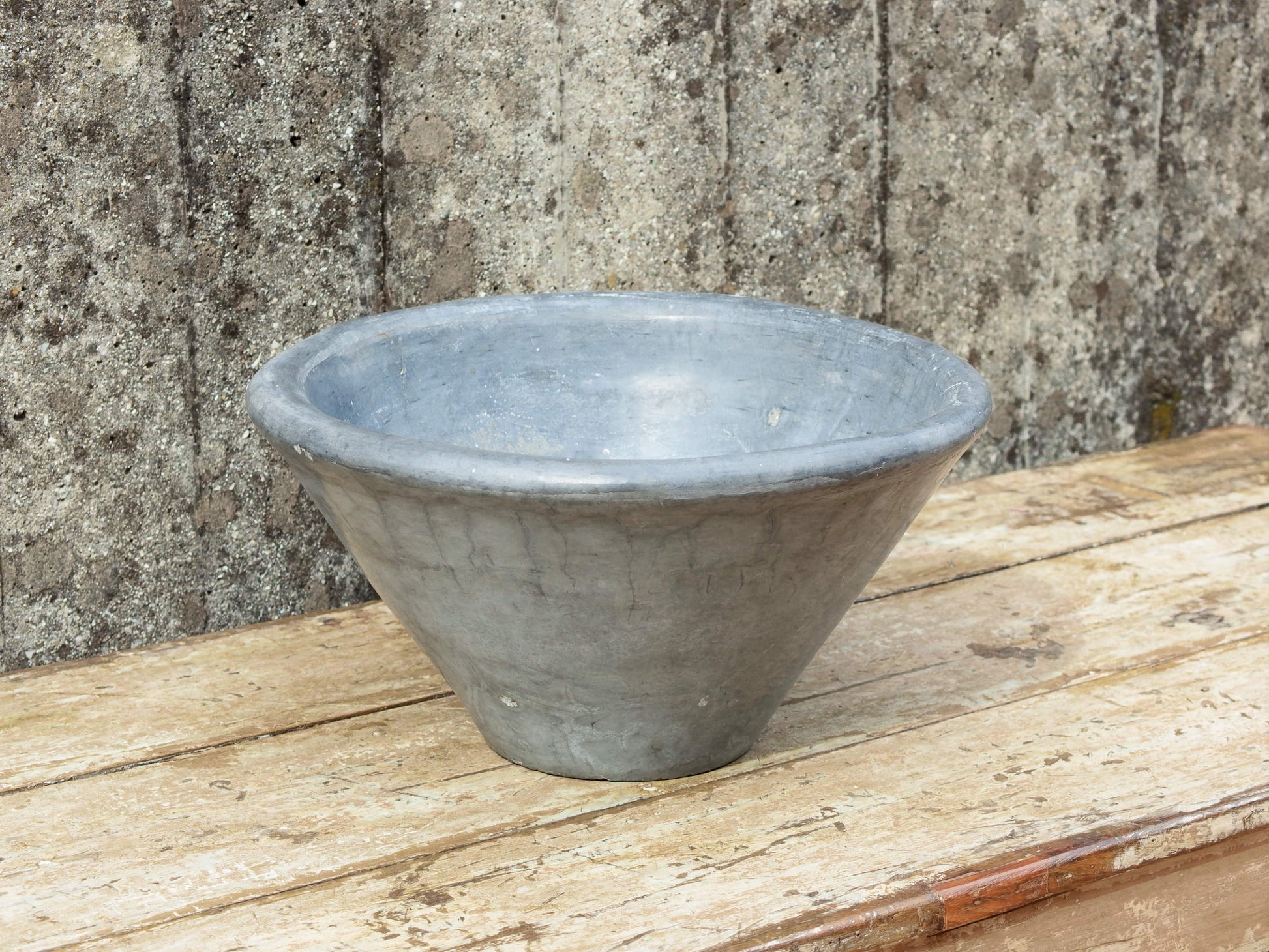 Vaso, ciotola tadelakt, un intonaco di origine marocchina tipico della città di Marrakech, un metodo completamente ecologico basato sull'utilizzo di calce idrata, sapone nero, pigmenti naturali e cere. Dimensioni Diametro 36 h19cm.