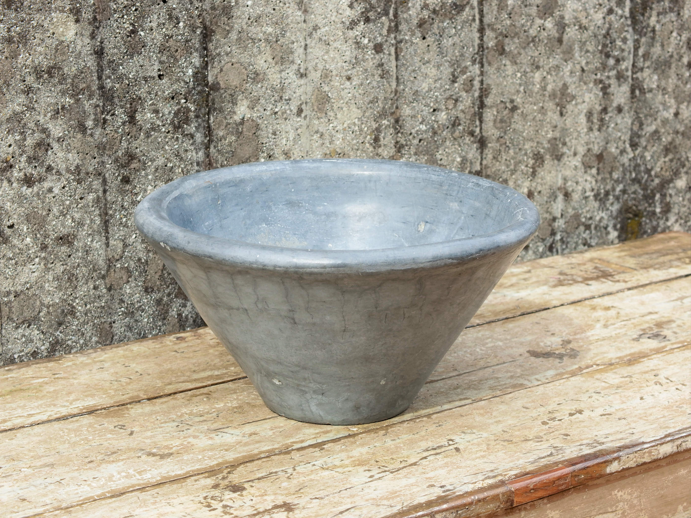 Vaso, ciotola tadelakt, un intonaco di origine marocchina tipico della città di Marrakech, un metodo completamente ecologico basato sull'utilizzo di calce idrata, sapone nero, pigmenti naturali e cere. Dimensioni Diametro 36 h19cm.