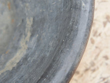 Carica l&#39;immagine nel visualizzatore di Gallery, Vaso, ciotola tadelakt, un intonaco di origine marocchina tipico della città di Marrakech, un metodo completamente ecologico basato sull&#39;utilizzo di calce idrata, sapone nero, pigmenti naturali e cere. Dimensioni Diametro 36 h19cm.