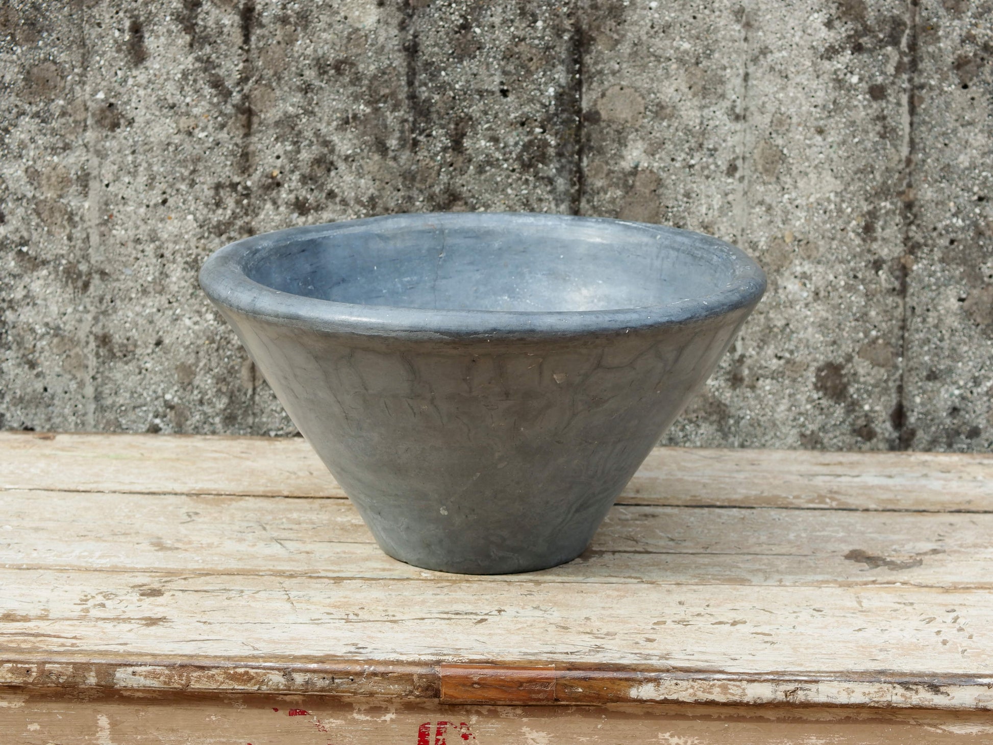 Vaso, ciotola tadelakt, un intonaco di origine marocchina tipico della città di Marrakech, un metodo completamente ecologico basato sull'utilizzo di calce idrata, sapone nero, pigmenti naturali e cere. Dimensioni Diametro 36 h19cm.