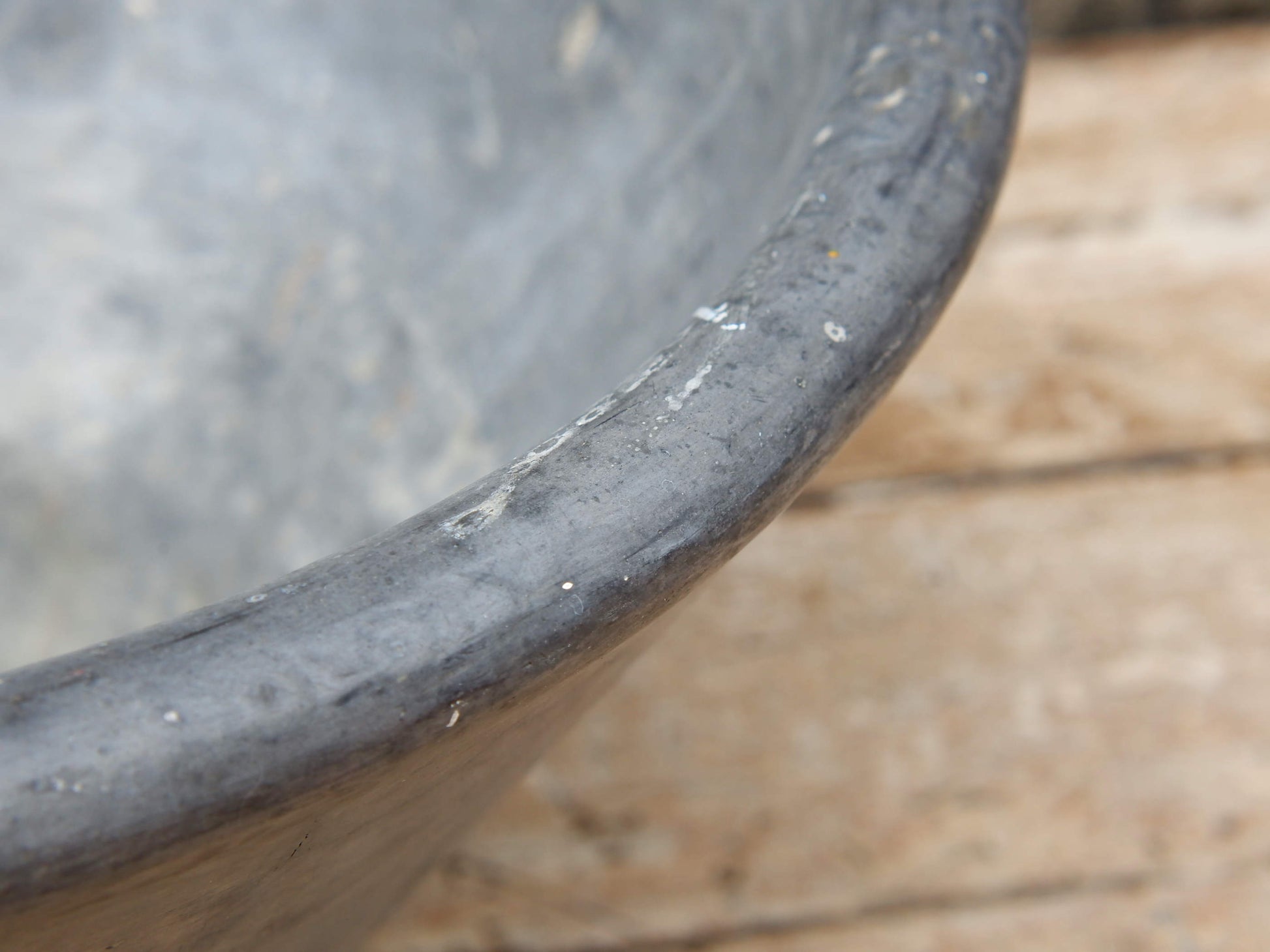 Vaso, ciotola tadelakt, un intonaco di origine marocchina tipico della città di Marrakech, un metodo completamente ecologico basato sull'utilizzo di calce idrata, sapone nero, pigmenti naturali e cere. Dimensioni Diametro 36 h19cm.