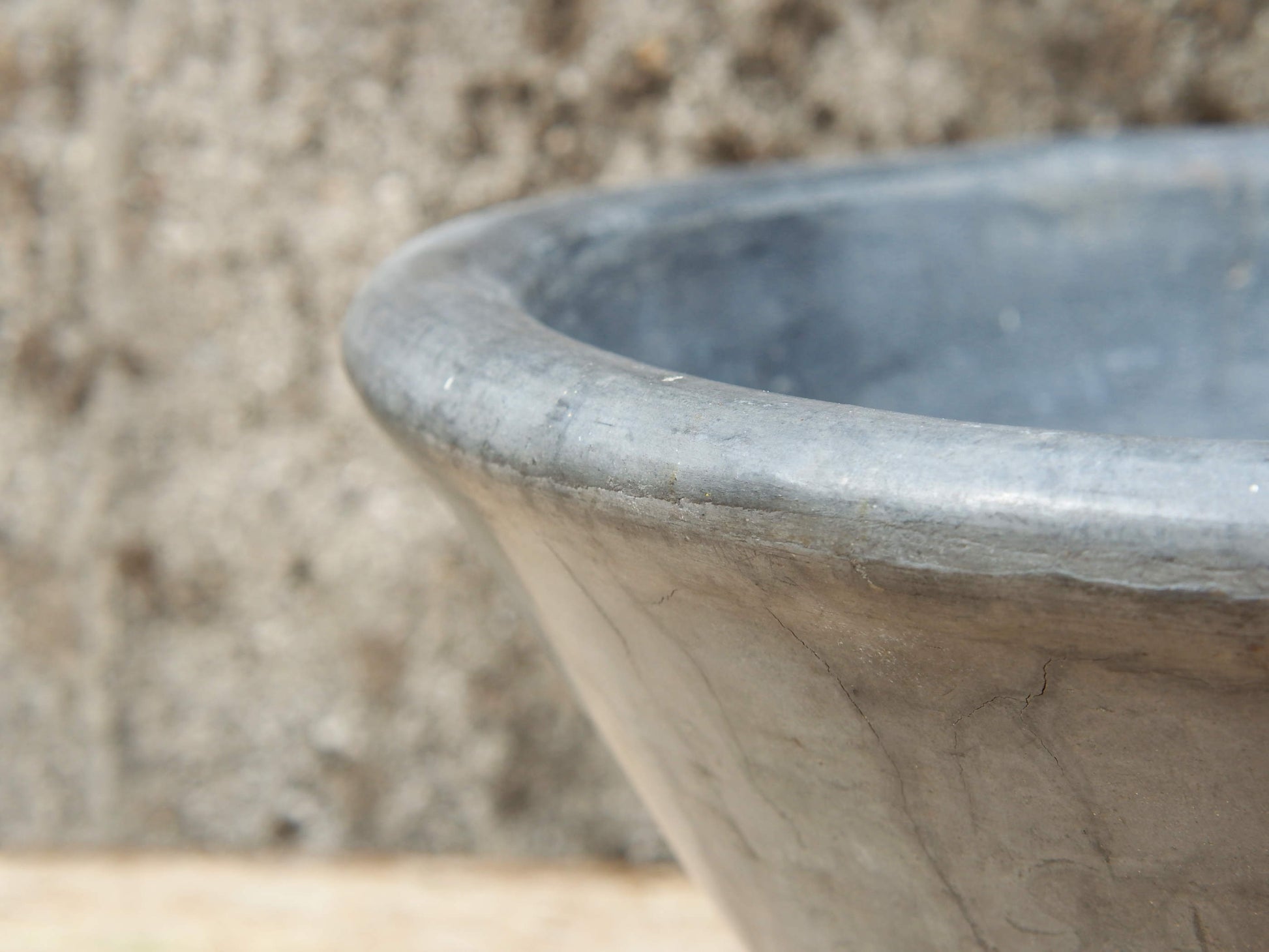 Vaso, ciotola tadelakt, un intonaco di origine marocchina tipico della città di Marrakech, un metodo completamente ecologico basato sull'utilizzo di calce idrata, sapone nero, pigmenti naturali e cere. Dimensioni Diametro 36 h19cm.