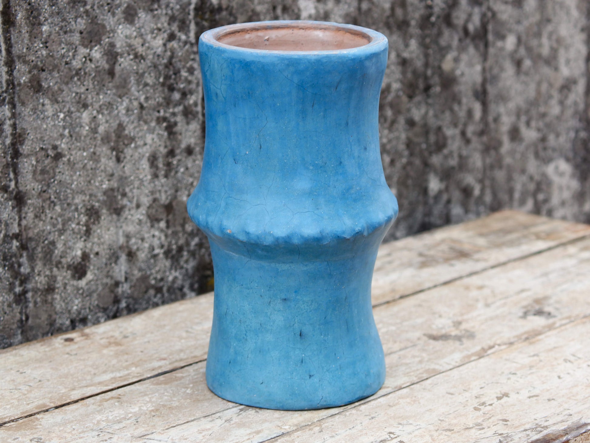 Vaso tadelakt, un intonaco di origine marocchina tipico della città di Marrakech, un metodo completamente ecologico basato sull'utilizzo di calce idrata, sapone nero, pigmenti naturali e cere. Dimensioni Diametro 22 h37cm.