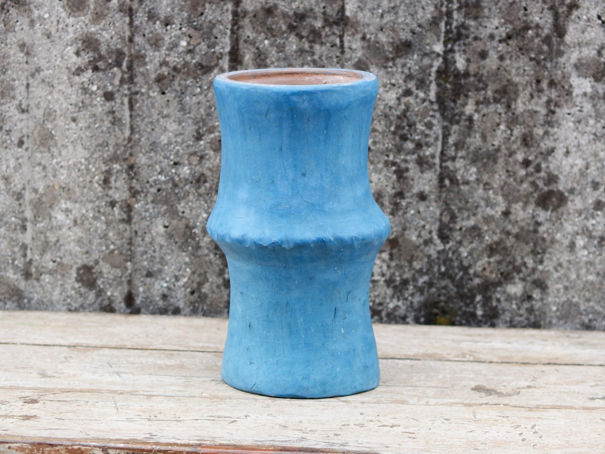 Vaso tadelakt, un intonaco di origine marocchina tipico della città di Marrakech, un metodo completamente ecologico basato sull'utilizzo di calce idrata, sapone nero, pigmenti naturali e cere. Dimensioni Diametro 22 h37cm.