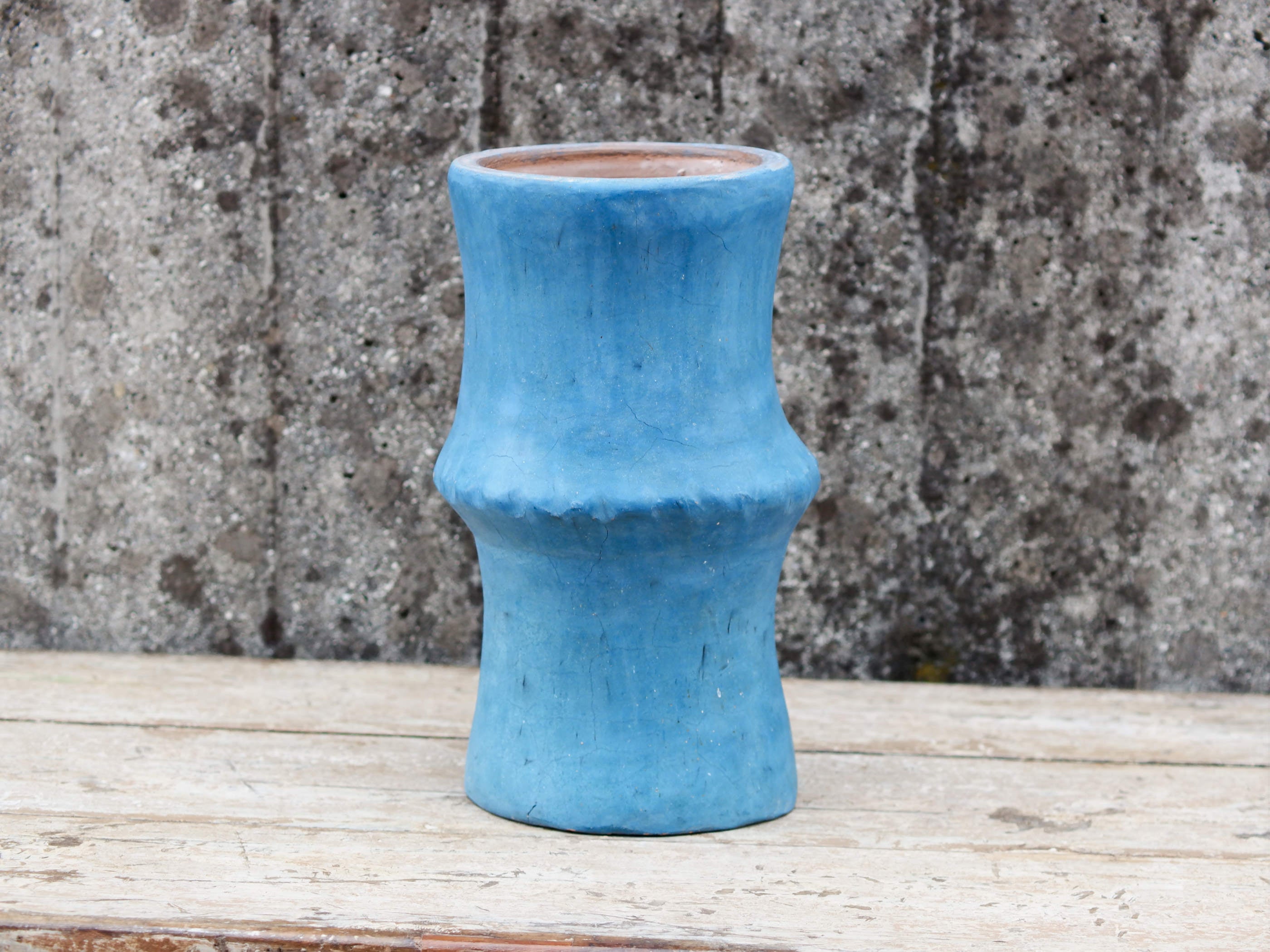 Vaso tadelakt, un intonaco di origine marocchina tipico della città di Marrakech, un metodo completamente ecologico basato sull'utilizzo di calce idrata, sapone nero, pigmenti naturali e cere. Dimensioni Diametro 22 h37cm.