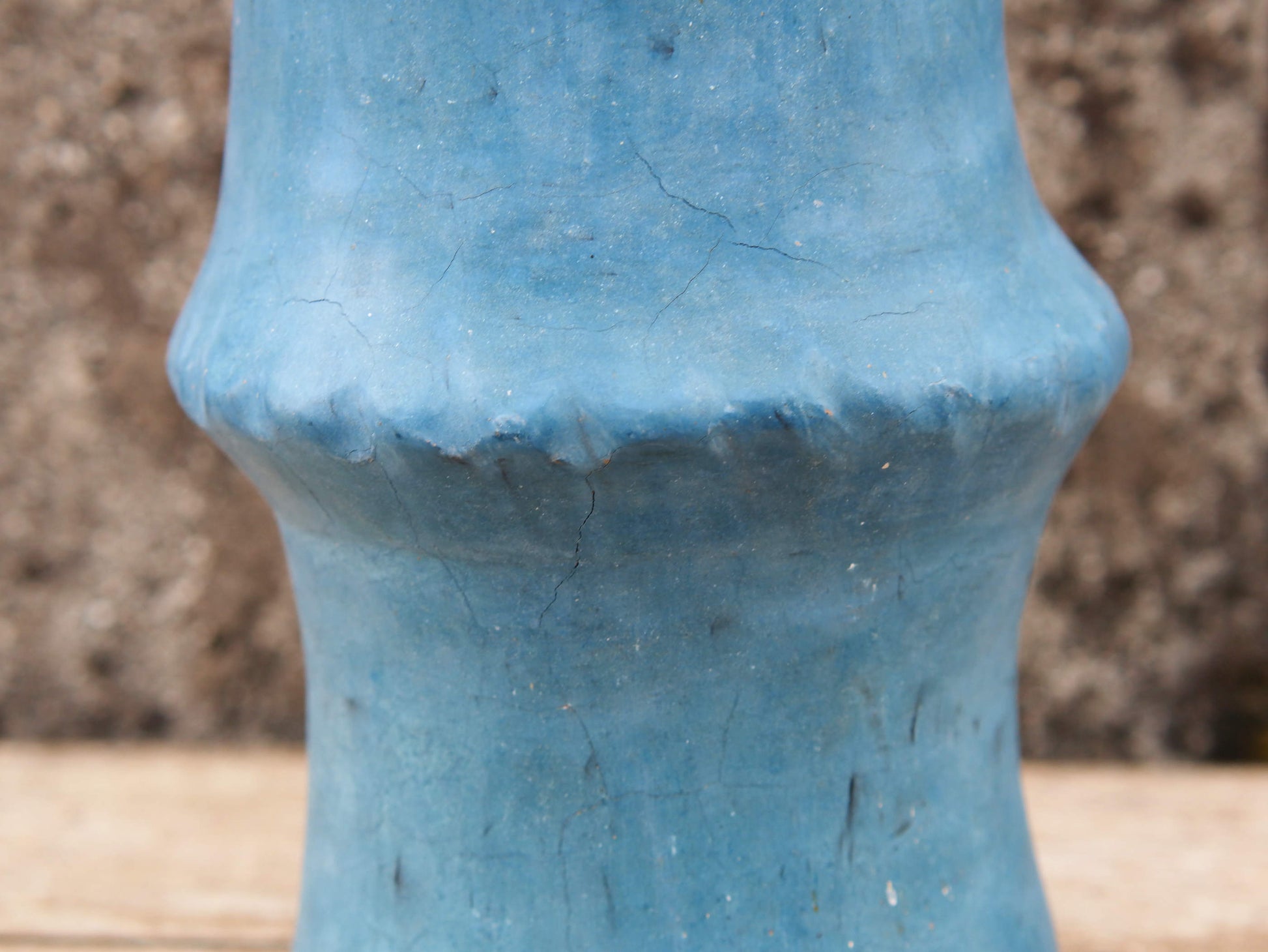 Vaso tadelakt, un intonaco di origine marocchina tipico della città di Marrakech, un metodo completamente ecologico basato sull'utilizzo di calce idrata, sapone nero, pigmenti naturali e cere. Dimensioni Diametro 22 h37cm.