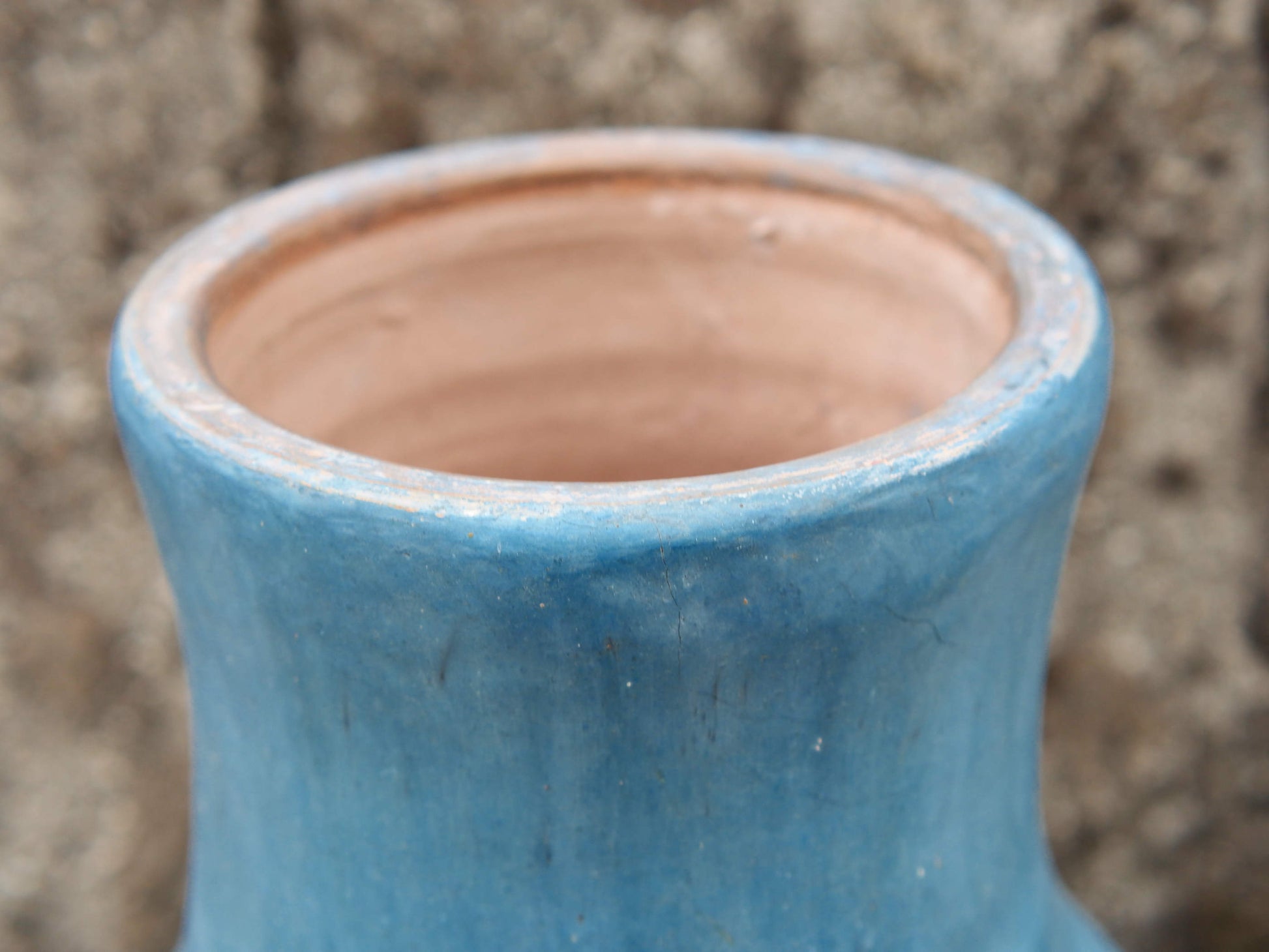 Vaso tadelakt, un intonaco di origine marocchina tipico della città di Marrakech, un metodo completamente ecologico basato sull'utilizzo di calce idrata, sapone nero, pigmenti naturali e cere. Dimensioni Diametro 22 h37cm.