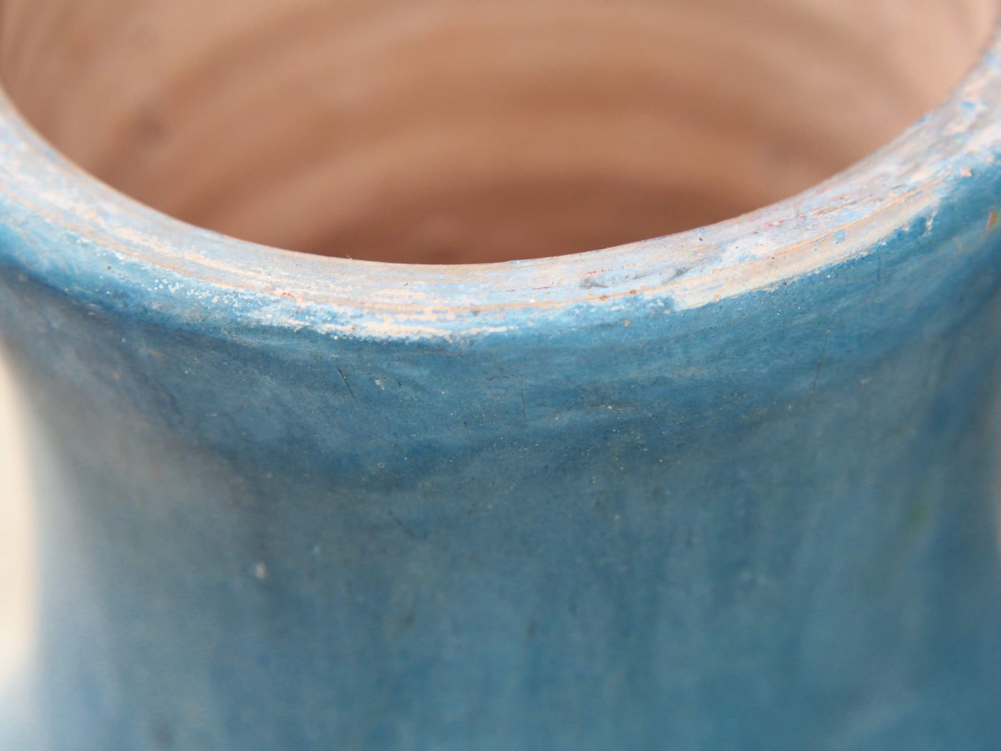 Vaso tadelakt, un intonaco di origine marocchina tipico della città di Marrakech, un metodo completamente ecologico basato sull'utilizzo di calce idrata, sapone nero, pigmenti naturali e cere. Dimensioni Diametro 22 h37cm.