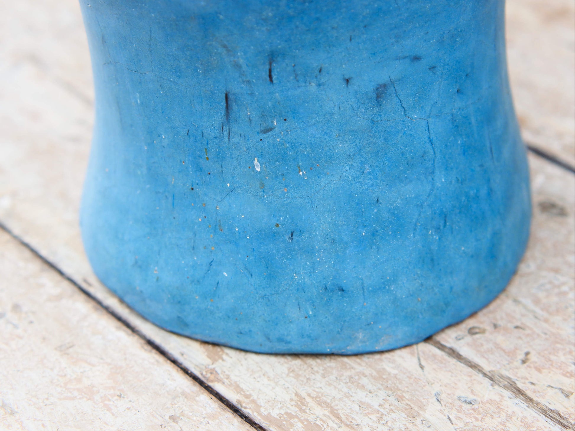 Vaso tadelakt, un intonaco di origine marocchina tipico della città di Marrakech, un metodo completamente ecologico basato sull'utilizzo di calce idrata, sapone nero, pigmenti naturali e cere. Dimensioni Diametro 22 h37cm.