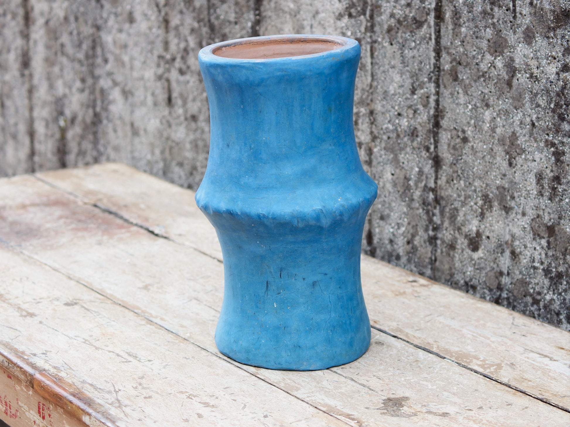 Vaso tadelakt, un intonaco di origine marocchina tipico della città di Marrakech, un metodo completamente ecologico basato sull'utilizzo di calce idrata, sapone nero, pigmenti naturali e cere. Dimensioni Diametro 22 h37cm.