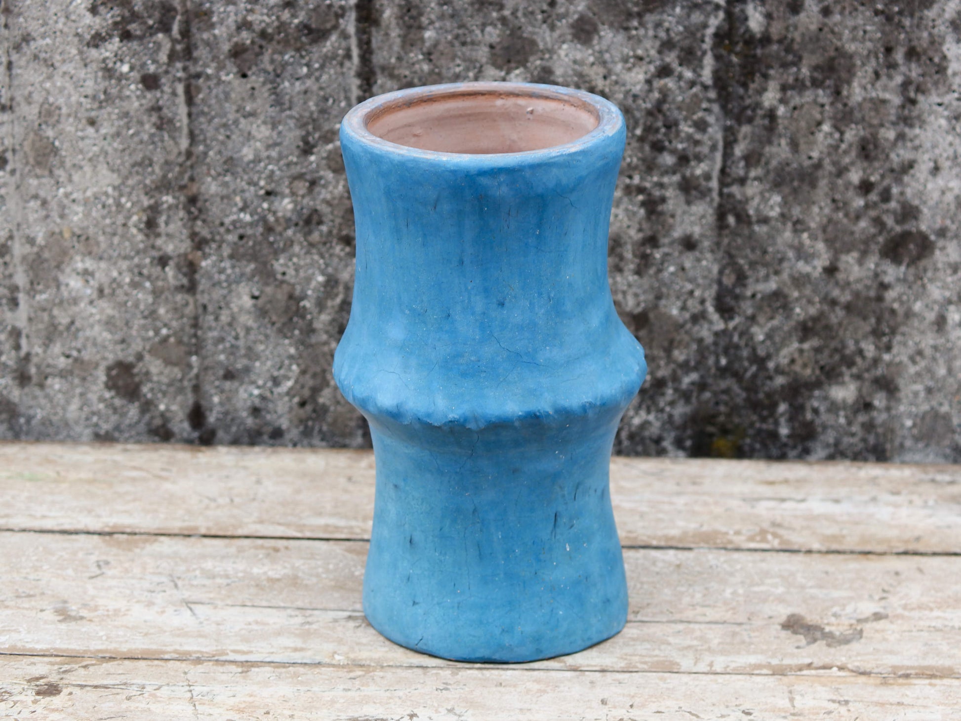 Vaso tadelakt, un intonaco di origine marocchina tipico della città di Marrakech, un metodo completamente ecologico basato sull'utilizzo di calce idrata, sapone nero, pigmenti naturali e cere. Dimensioni Diametro 22 h37cm.
