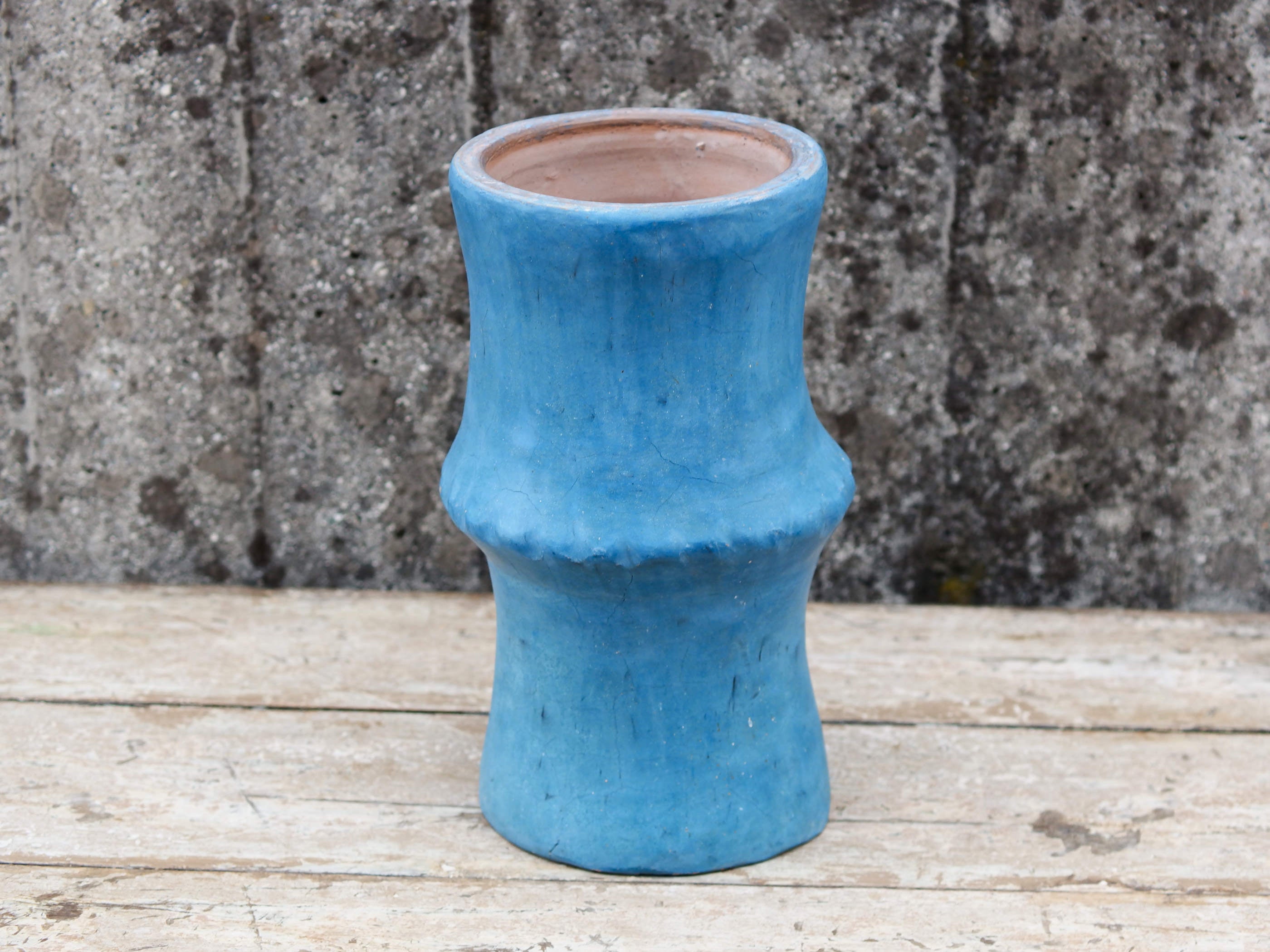 Vaso tadelakt, un intonaco di origine marocchina tipico della città di Marrakech, un metodo completamente ecologico basato sull'utilizzo di calce idrata, sapone nero, pigmenti naturali e cere. Dimensioni Diametro 22 h37cm.