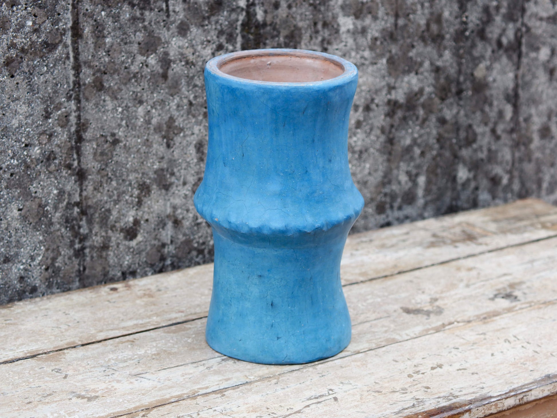 Vaso tadelakt, un intonaco di origine marocchina tipico della città di Marrakech, un metodo completamente ecologico basato sull'utilizzo di calce idrata, sapone nero, pigmenti naturali e cere. Dimensioni Diametro 22 h37cm.