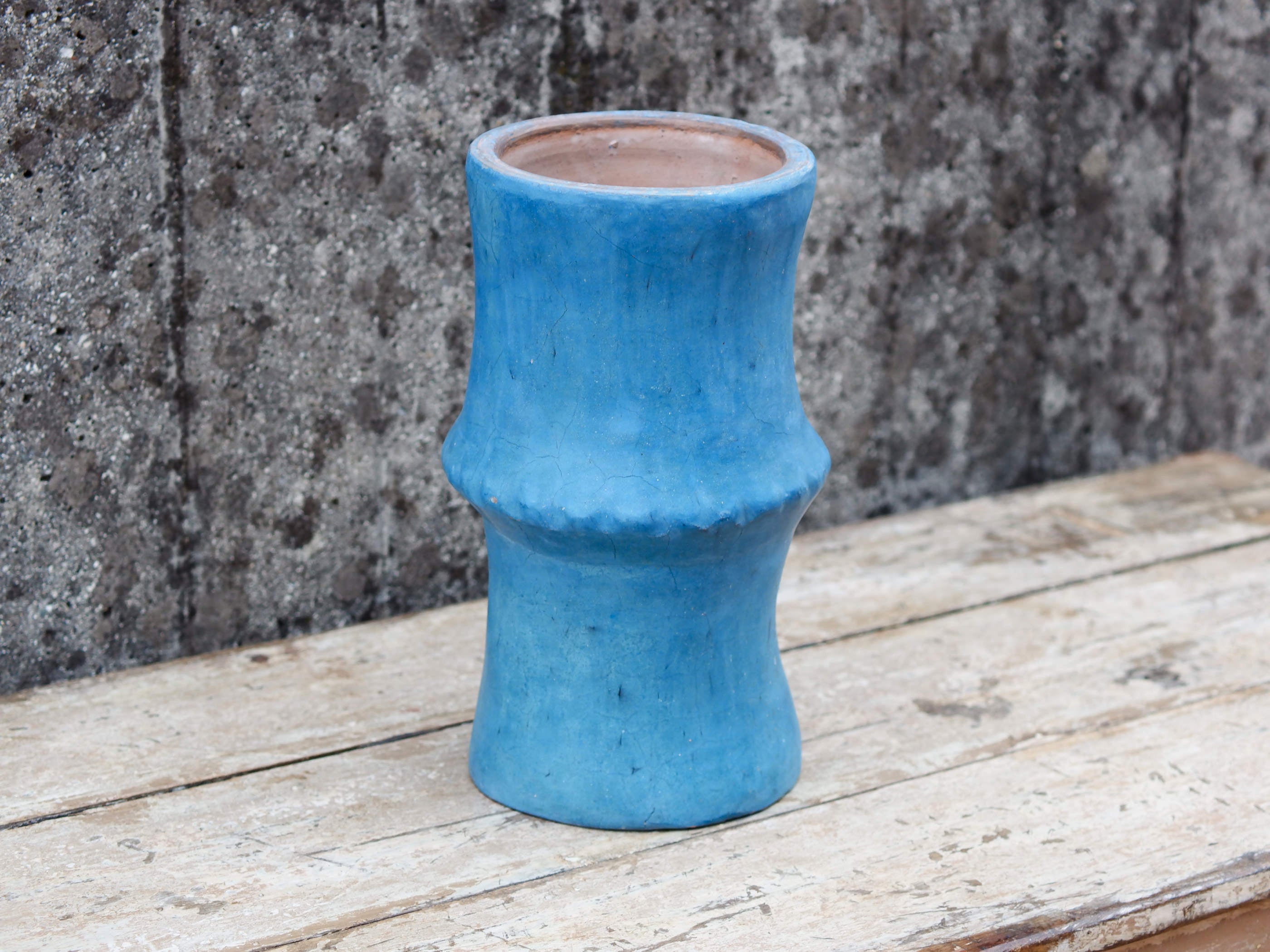 Vaso tadelakt, un intonaco di origine marocchina tipico della città di Marrakech, un metodo completamente ecologico basato sull'utilizzo di calce idrata, sapone nero, pigmenti naturali e cere. Dimensioni Diametro 22 h37cm.