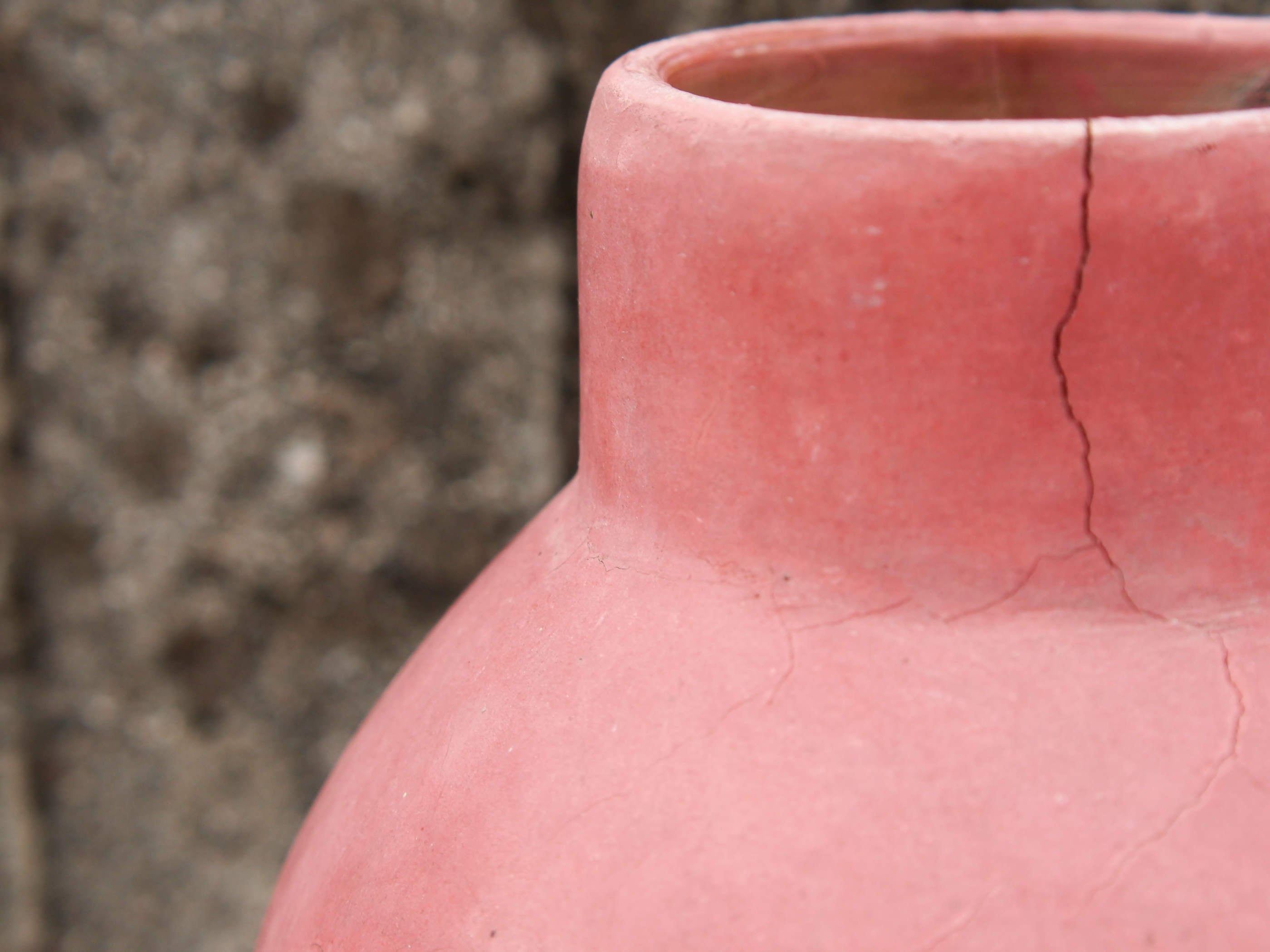 Vaso tadelakt, un intonaco di origine marocchina tipico della città di Marrakech, un metodo completamente ecologico basato sull'utilizzo di calce idrata, sapone nero, pigmenti naturali e cere. Dimensioni Diametro 24 h47cm.