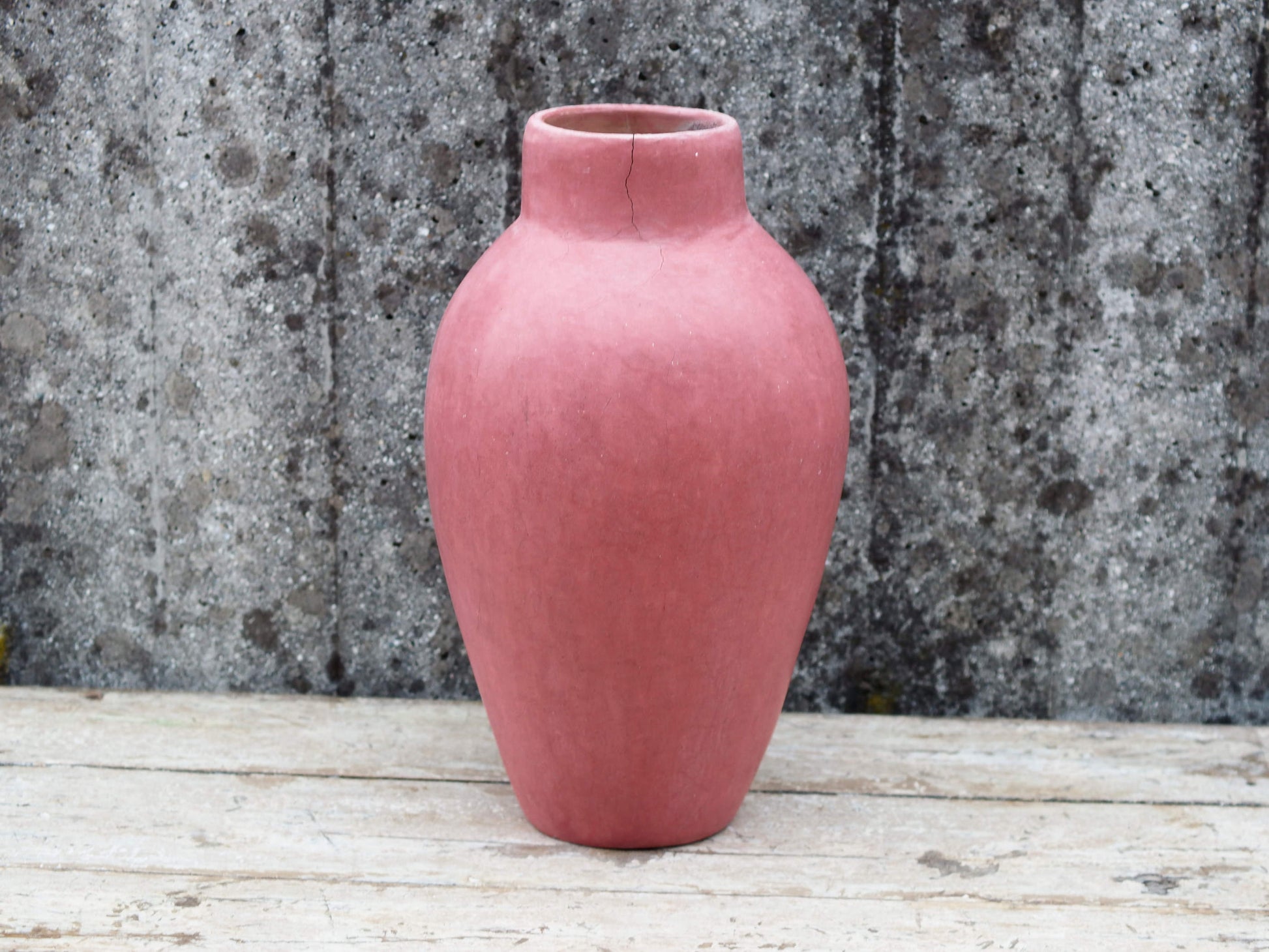 Vaso tadelakt, un intonaco di origine marocchina tipico della città di Marrakech, un metodo completamente ecologico basato sull'utilizzo di calce idrata, sapone nero, pigmenti naturali e cere. Dimensioni Diametro 24 h47cm.