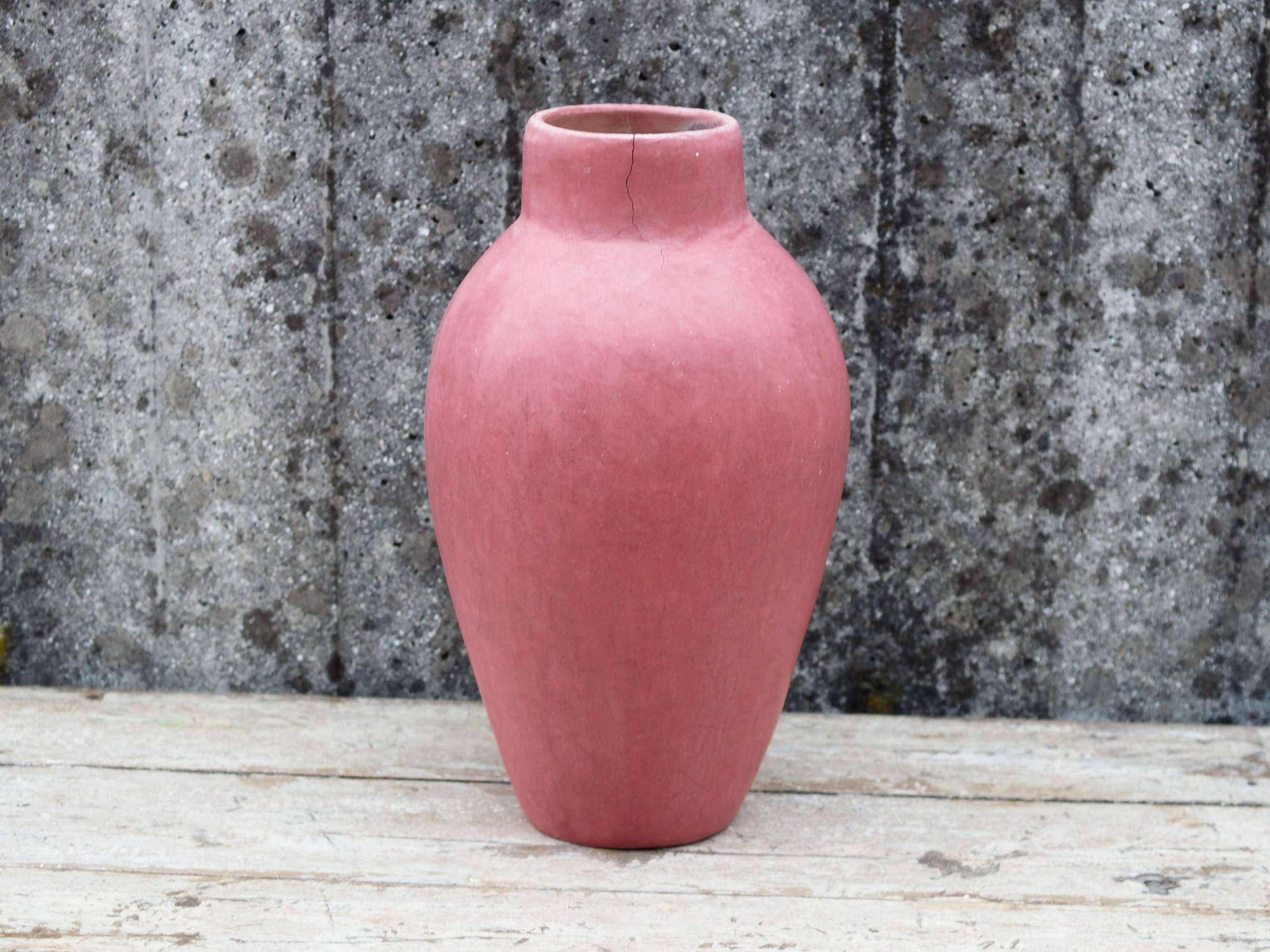 Vaso tadelakt, un intonaco di origine marocchina tipico della città di Marrakech, un metodo completamente ecologico basato sull'utilizzo di calce idrata, sapone nero, pigmenti naturali e cere. Dimensioni Diametro 24 h47cm.