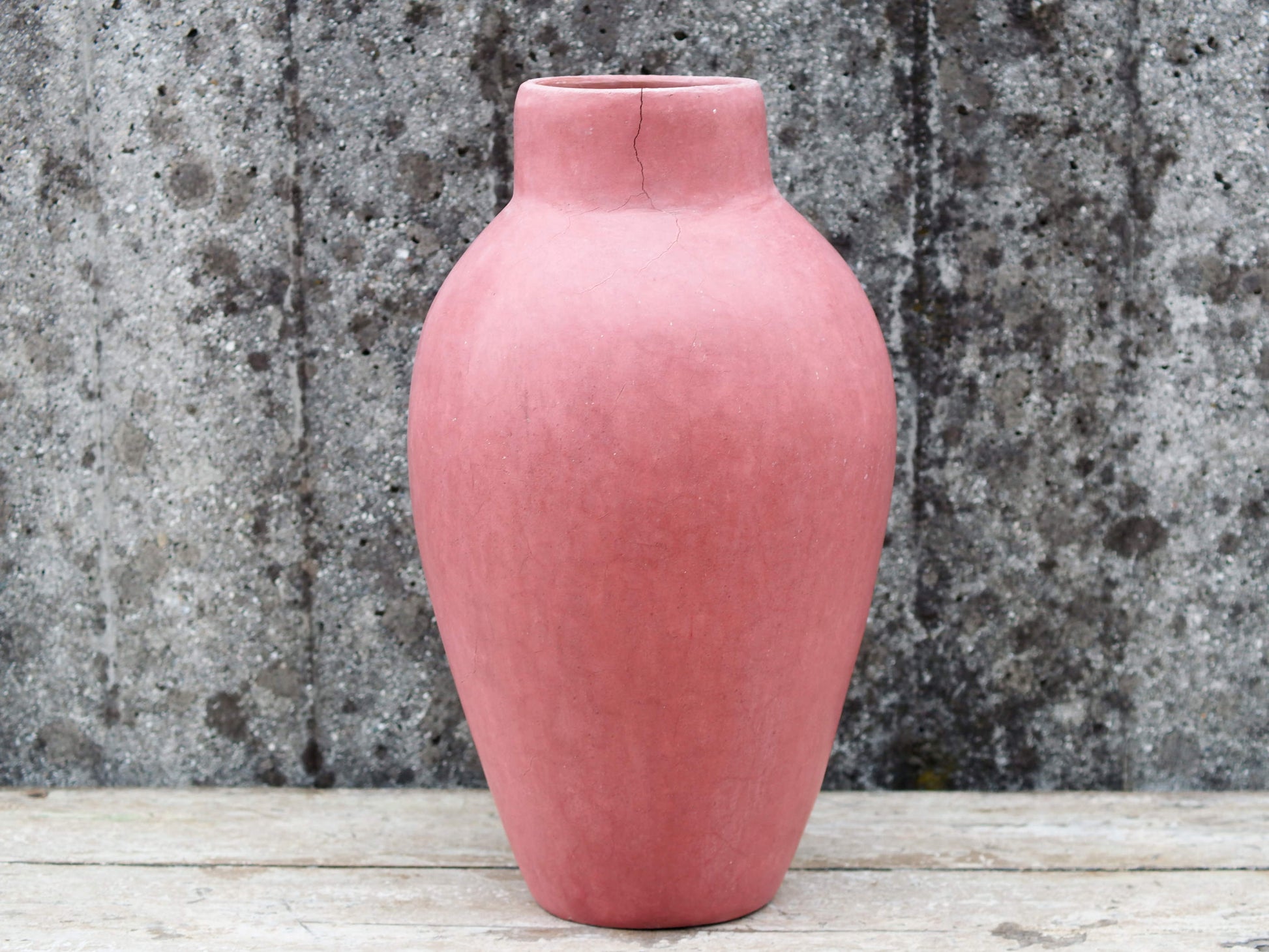 Vaso tadelakt, un intonaco di origine marocchina tipico della città di Marrakech, un metodo completamente ecologico basato sull'utilizzo di calce idrata, sapone nero, pigmenti naturali e cere. Dimensioni Diametro 24 h47cm.