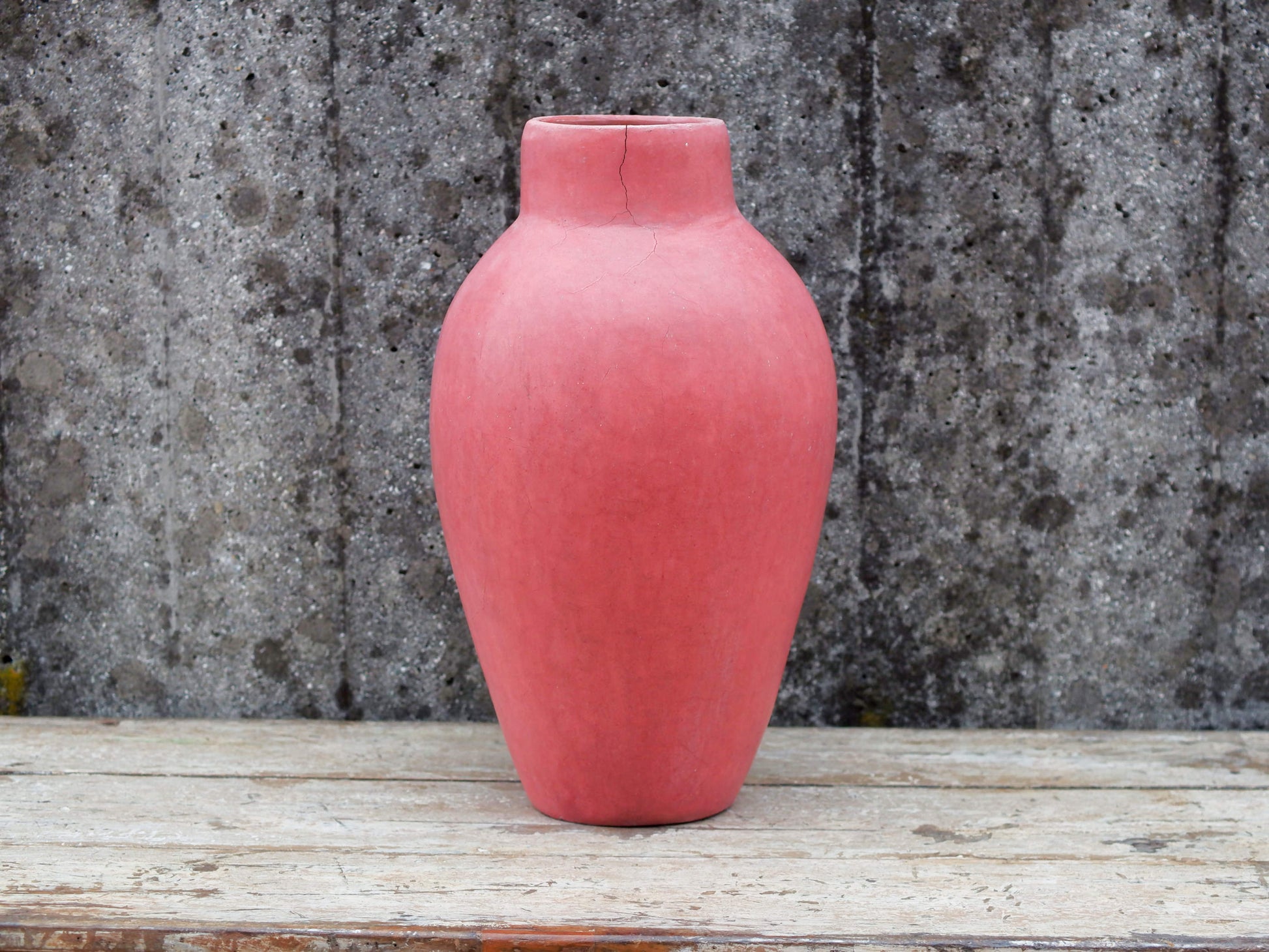 Vaso tadelakt, un intonaco di origine marocchina tipico della città di Marrakech, un metodo completamente ecologico basato sull'utilizzo di calce idrata, sapone nero, pigmenti naturali e cere. Dimensioni Diametro 24 h47cm.