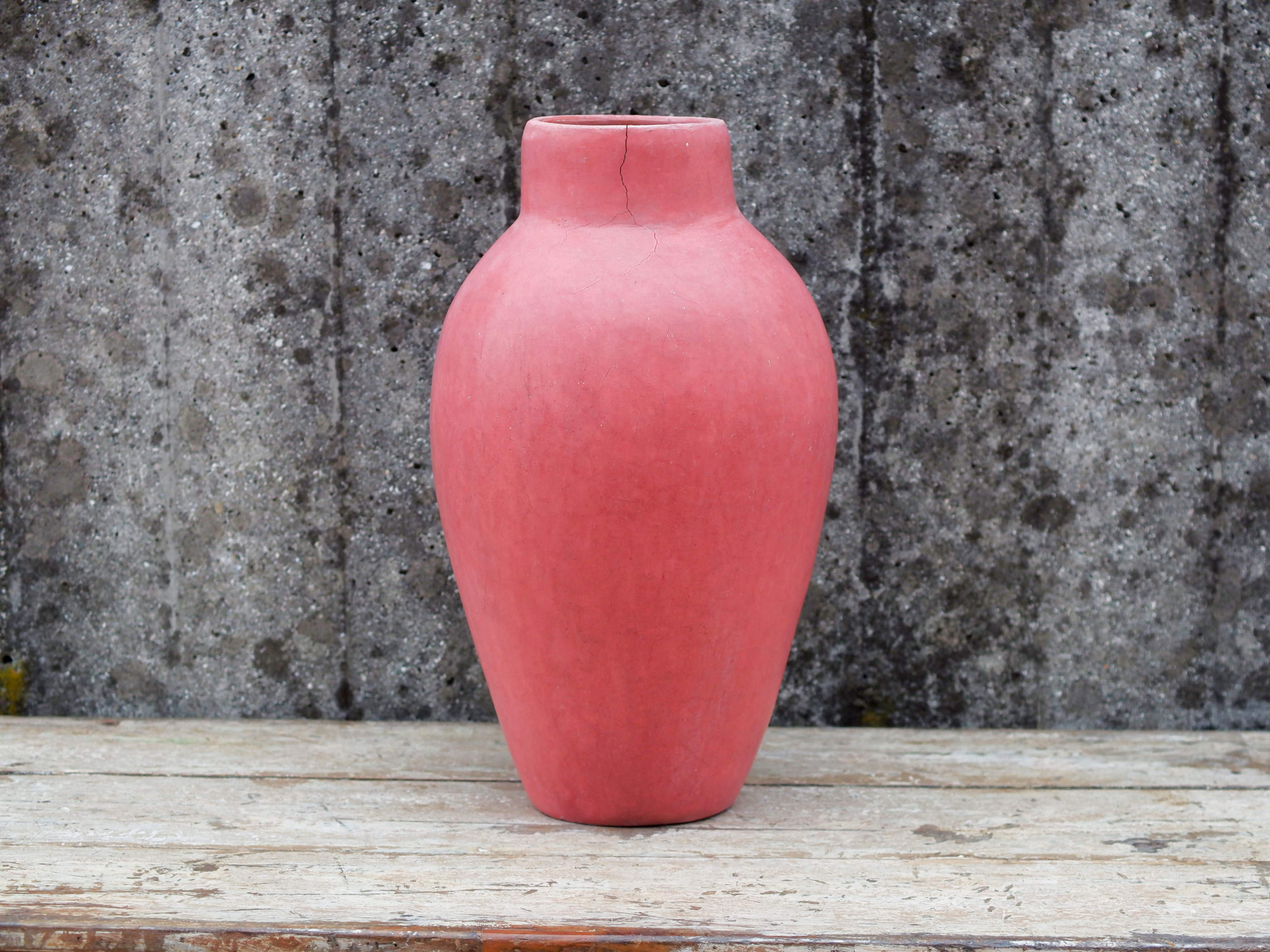 Vaso tadelakt, un intonaco di origine marocchina tipico della città di Marrakech, un metodo completamente ecologico basato sull'utilizzo di calce idrata, sapone nero, pigmenti naturali e cere. Dimensioni Diametro 24 h47cm.