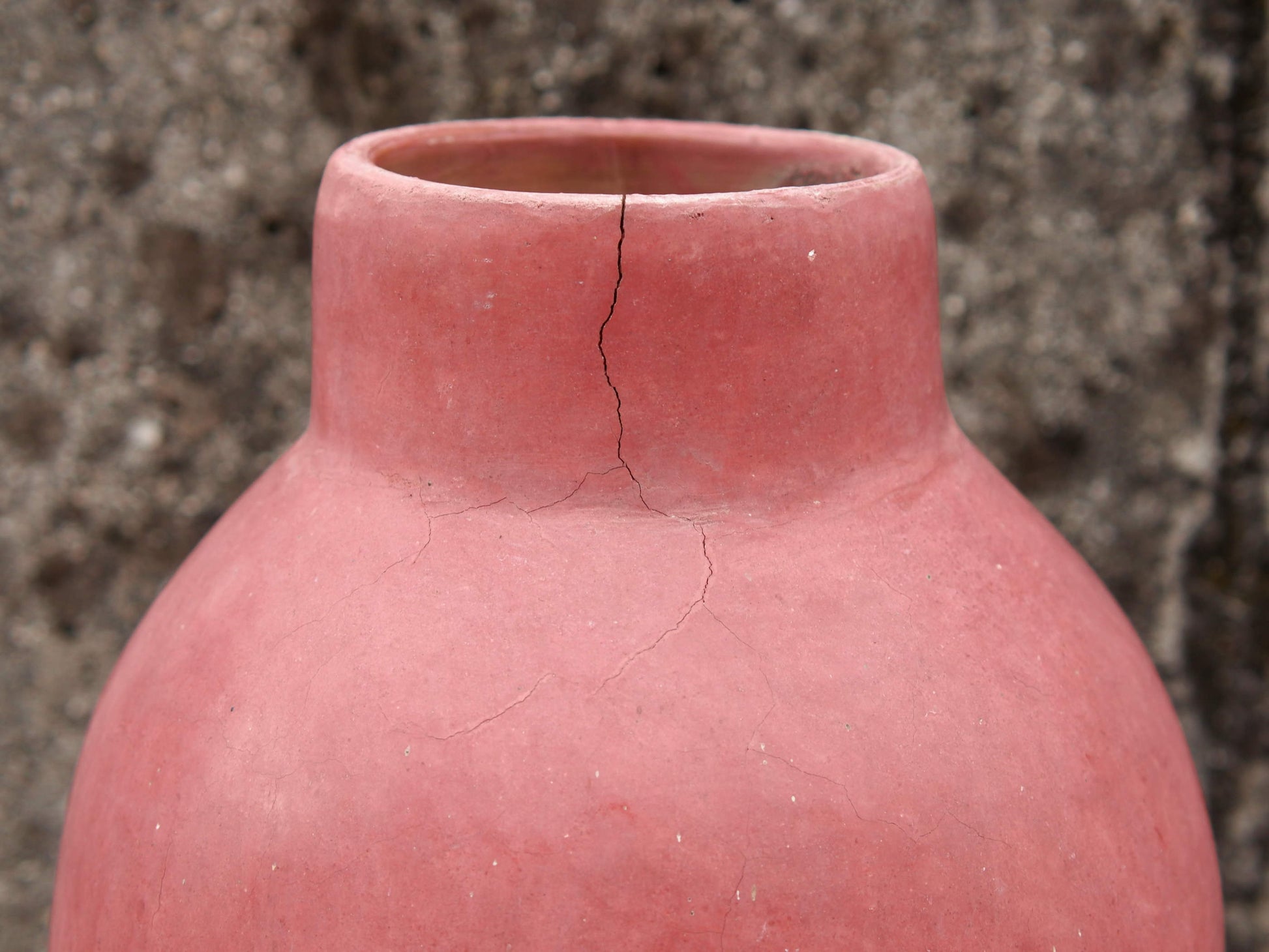 Vaso tadelakt, un intonaco di origine marocchina tipico della città di Marrakech, un metodo completamente ecologico basato sull'utilizzo di calce idrata, sapone nero, pigmenti naturali e cere. Dimensioni Diametro 24 h47cm.