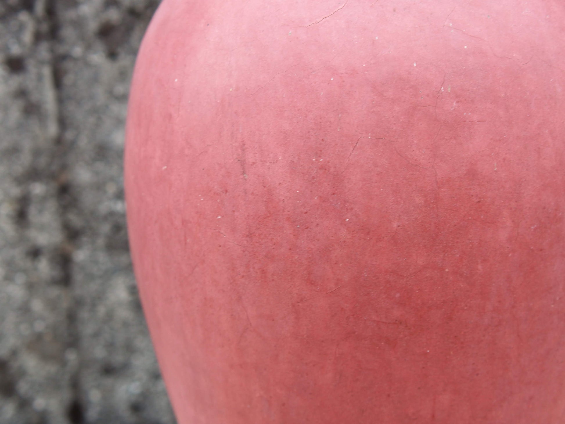 Vaso tadelakt, un intonaco di origine marocchina tipico della città di Marrakech, un metodo completamente ecologico basato sull'utilizzo di calce idrata, sapone nero, pigmenti naturali e cere. Dimensioni Diametro 24 h47cm.