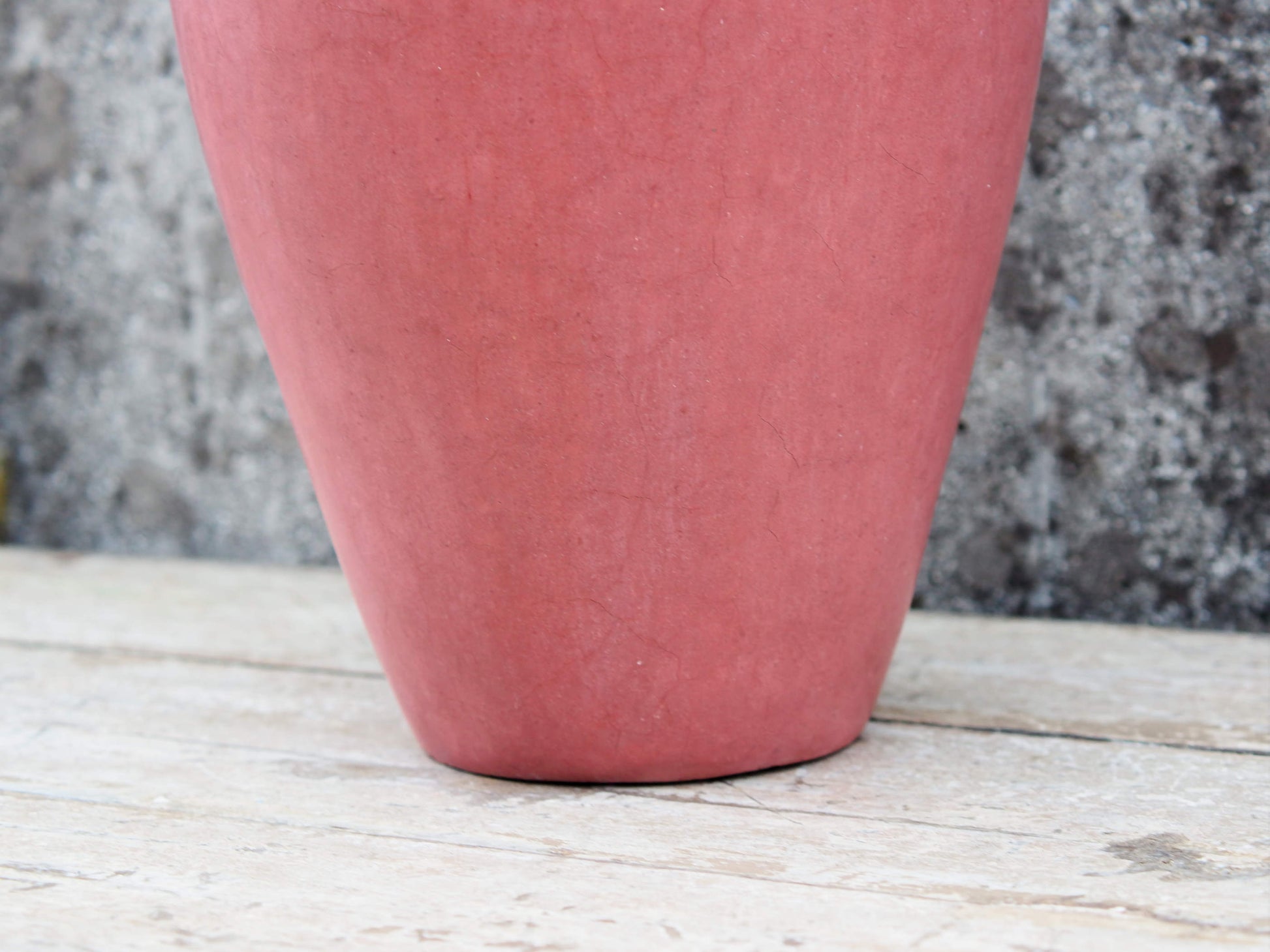 Vaso tadelakt, un intonaco di origine marocchina tipico della città di Marrakech, un metodo completamente ecologico basato sull'utilizzo di calce idrata, sapone nero, pigmenti naturali e cere. Dimensioni Diametro 24 h47cm.