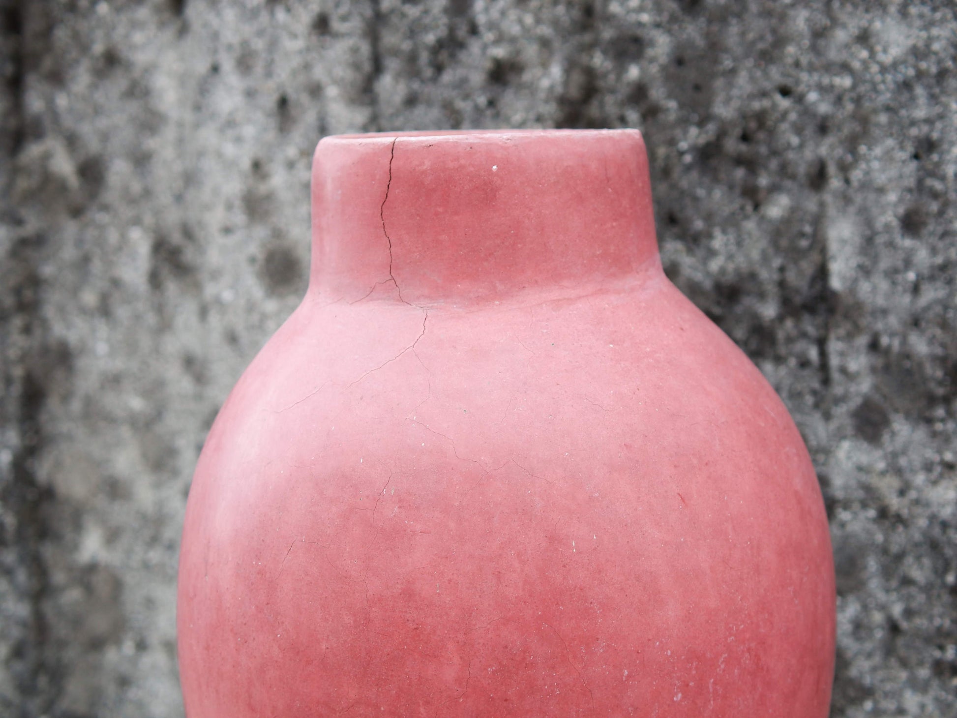 Vaso tadelakt, un intonaco di origine marocchina tipico della città di Marrakech, un metodo completamente ecologico basato sull'utilizzo di calce idrata, sapone nero, pigmenti naturali e cere. Dimensioni Diametro 24 h47cm.