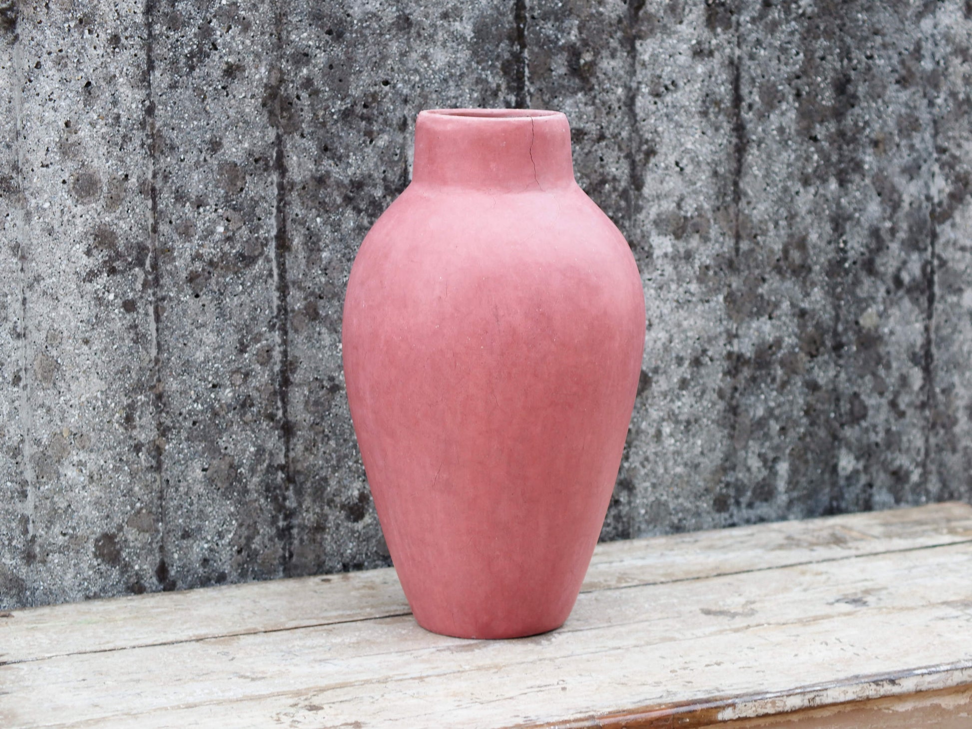 Vaso tadelakt, un intonaco di origine marocchina tipico della città di Marrakech, un metodo completamente ecologico basato sull'utilizzo di calce idrata, sapone nero, pigmenti naturali e cere. Dimensioni Diametro 24 h47cm.