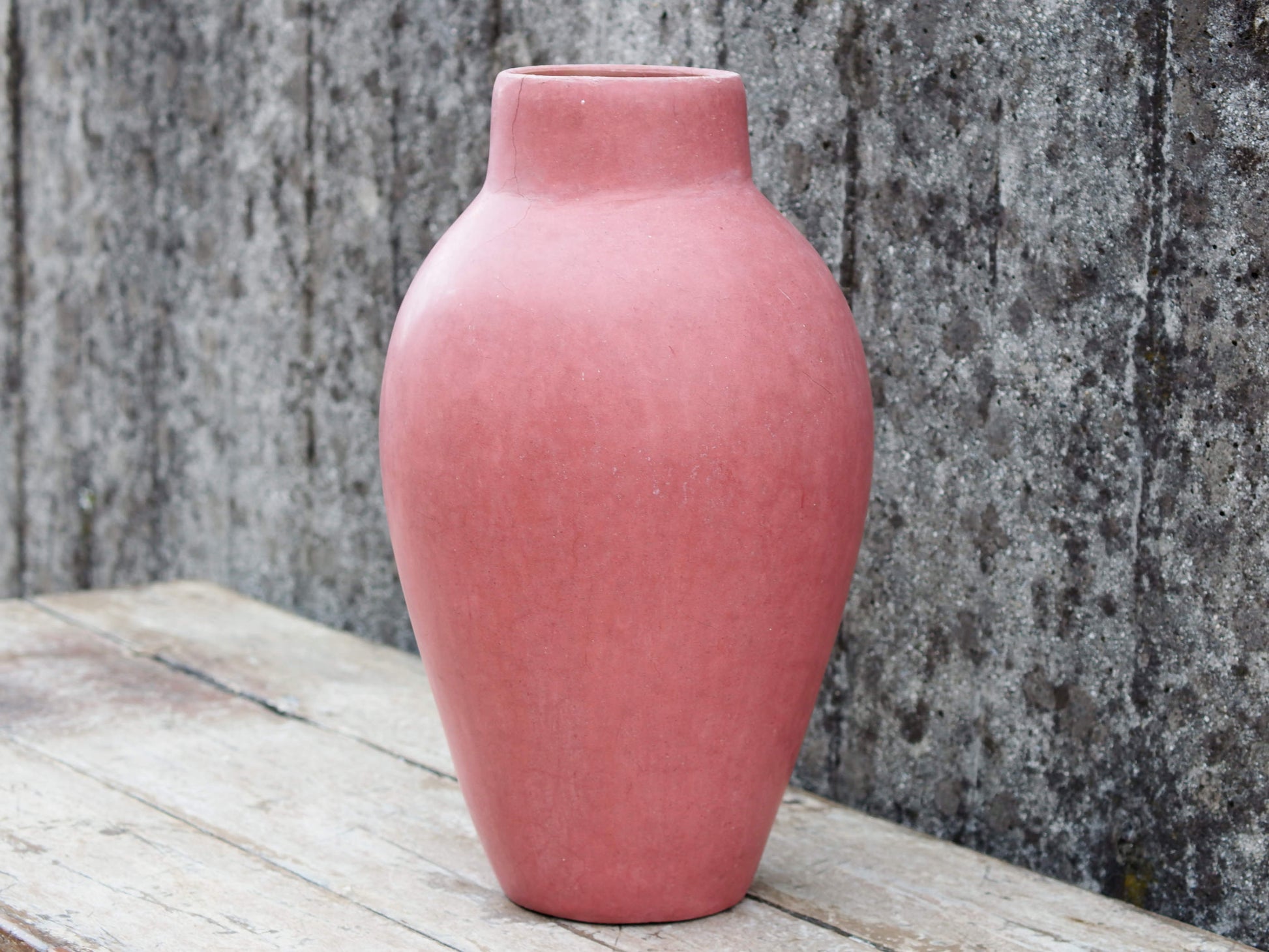Vaso tadelakt, un intonaco di origine marocchina tipico della città di Marrakech, un metodo completamente ecologico basato sull'utilizzo di calce idrata, sapone nero, pigmenti naturali e cere. Dimensioni Diametro 24 h47cm.