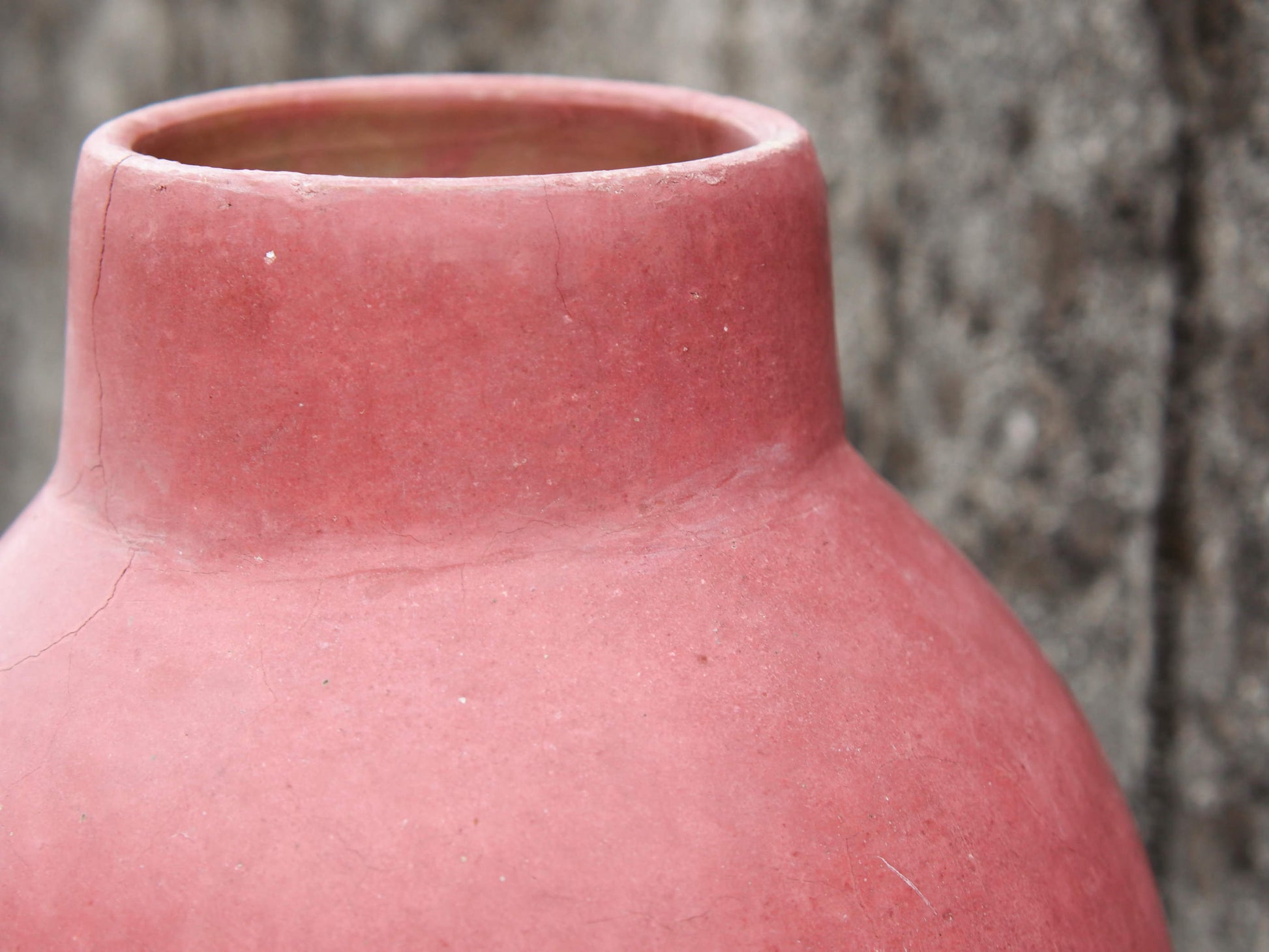 Vaso tadelakt, un intonaco di origine marocchina tipico della città di Marrakech, un metodo completamente ecologico basato sull'utilizzo di calce idrata, sapone nero, pigmenti naturali e cere. Dimensioni Diametro 24 h47cm.