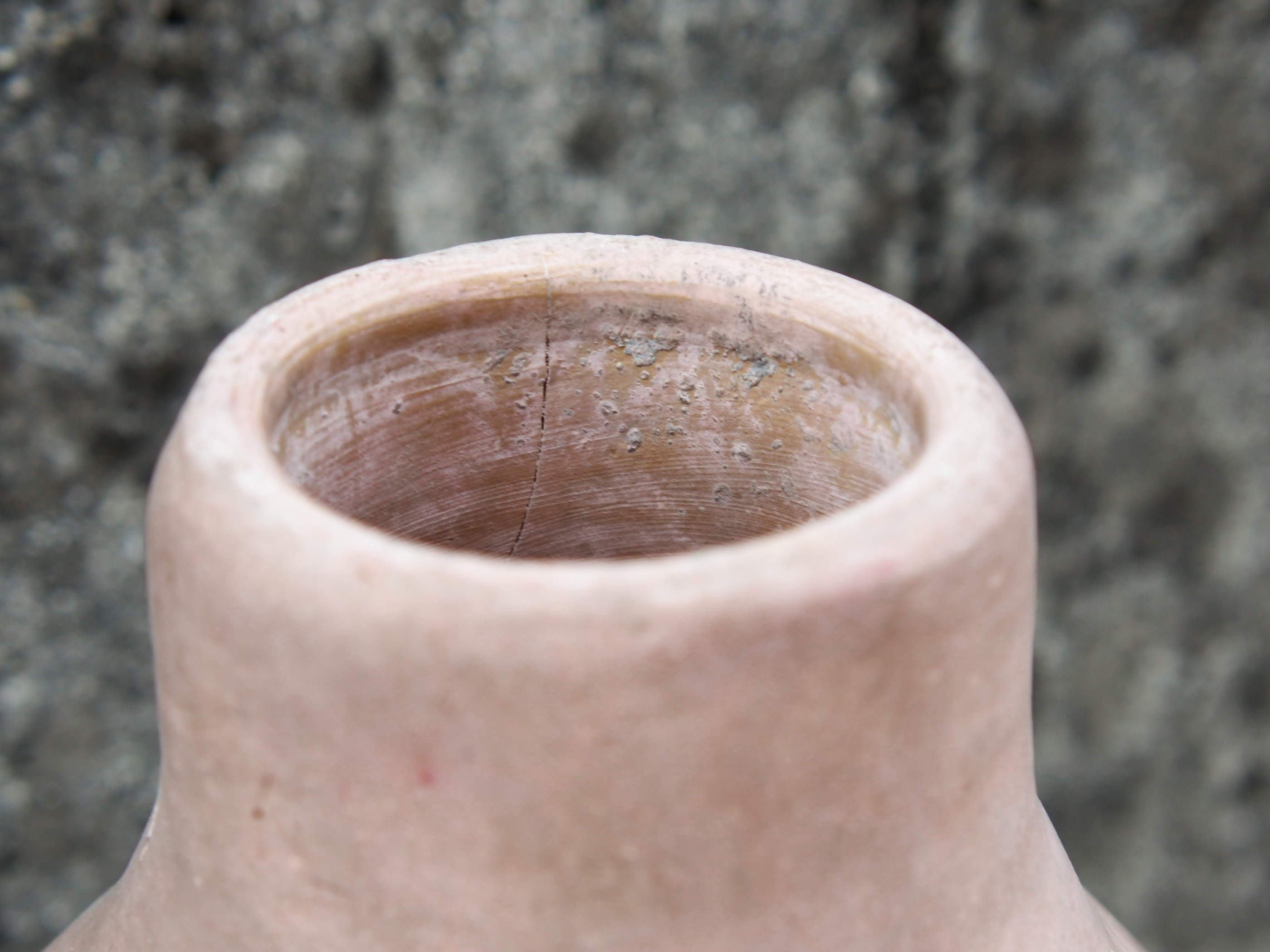 Vaso tadelakt, un intonaco di origine marocchina tipico della città di Marrakech, un metodo completamente ecologico basato sull'utilizzo di calce idrata, sapone nero, pigmenti naturali e cere.Dimensioni Diametro 25 h47cm.