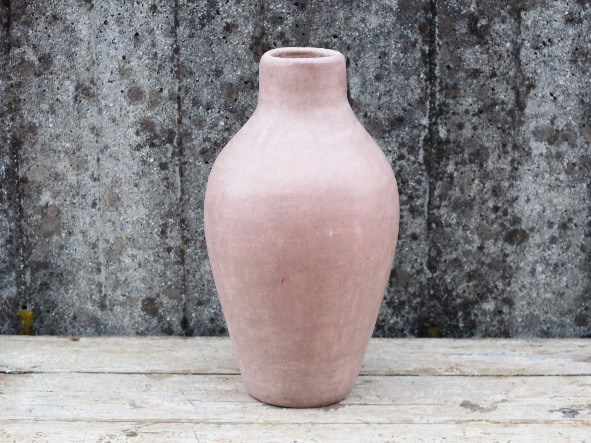 Vaso tadelakt, un intonaco di origine marocchina tipico della città di Marrakech, un metodo completamente ecologico basato sull'utilizzo di calce idrata, sapone nero, pigmenti naturali e cere.Dimensioni Diametro 25 h47cm.