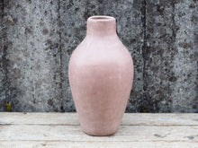 Carica l&#39;immagine nel visualizzatore di Gallery, Vaso tadelakt, un intonaco di origine marocchina tipico della città di Marrakech, un metodo completamente ecologico basato sull&#39;utilizzo di calce idrata, sapone nero, pigmenti naturali e cere.Dimensioni Diametro 25 h47cm.