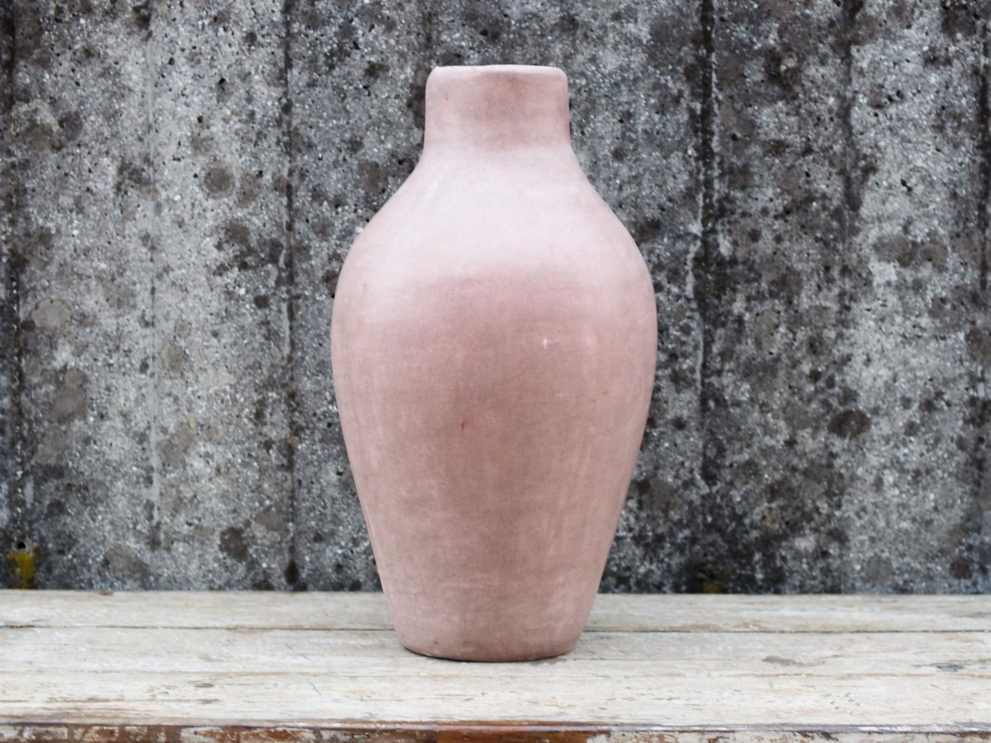Vaso tadelakt, un intonaco di origine marocchina tipico della città di Marrakech, un metodo completamente ecologico basato sull'utilizzo di calce idrata, sapone nero, pigmenti naturali e cere.Dimensioni Diametro 25 h47cm.