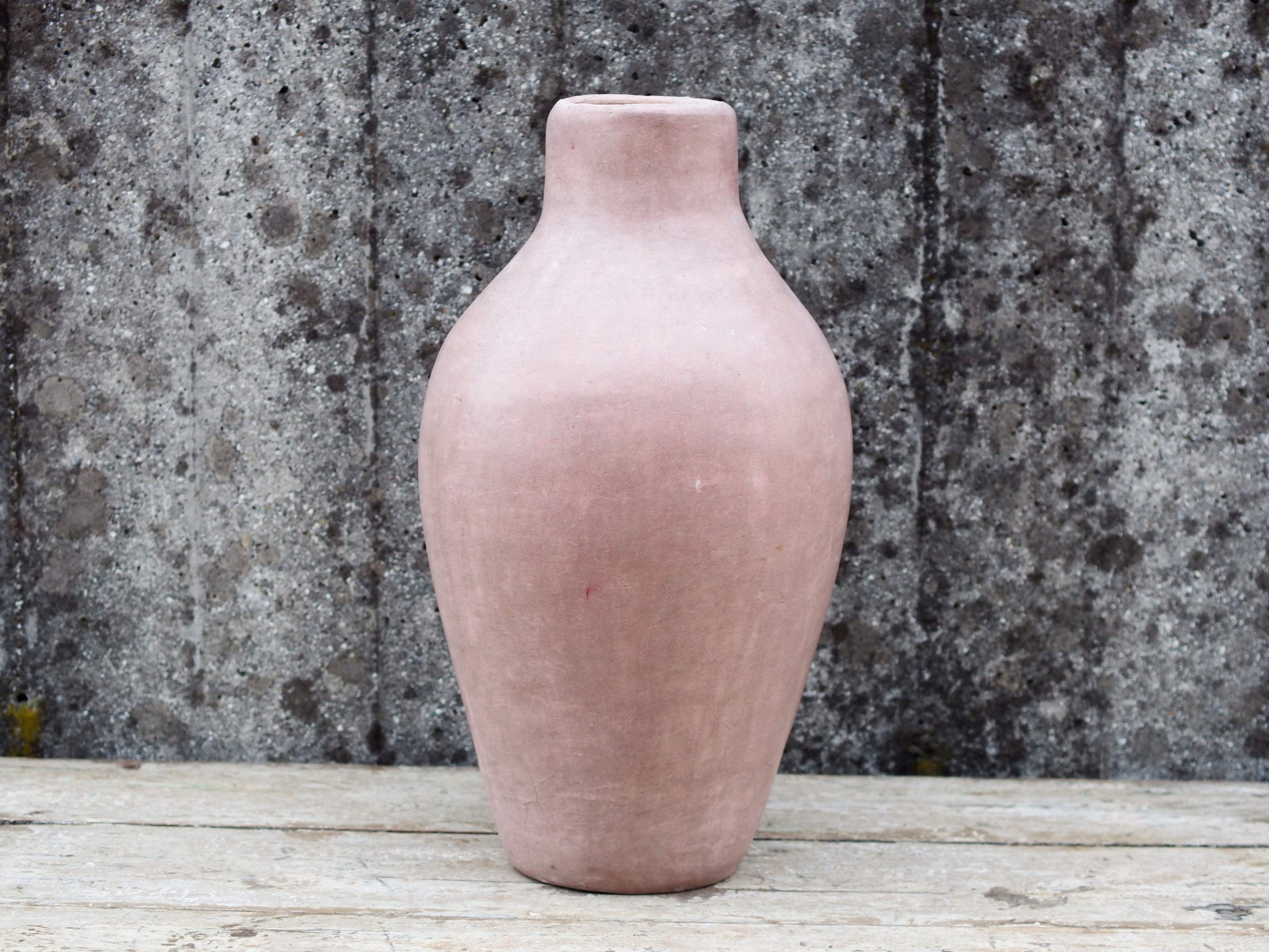 Vaso tadelakt, un intonaco di origine marocchina tipico della città di Marrakech, un metodo completamente ecologico basato sull'utilizzo di calce idrata, sapone nero, pigmenti naturali e cere.Dimensioni Diametro 25 h47cm.