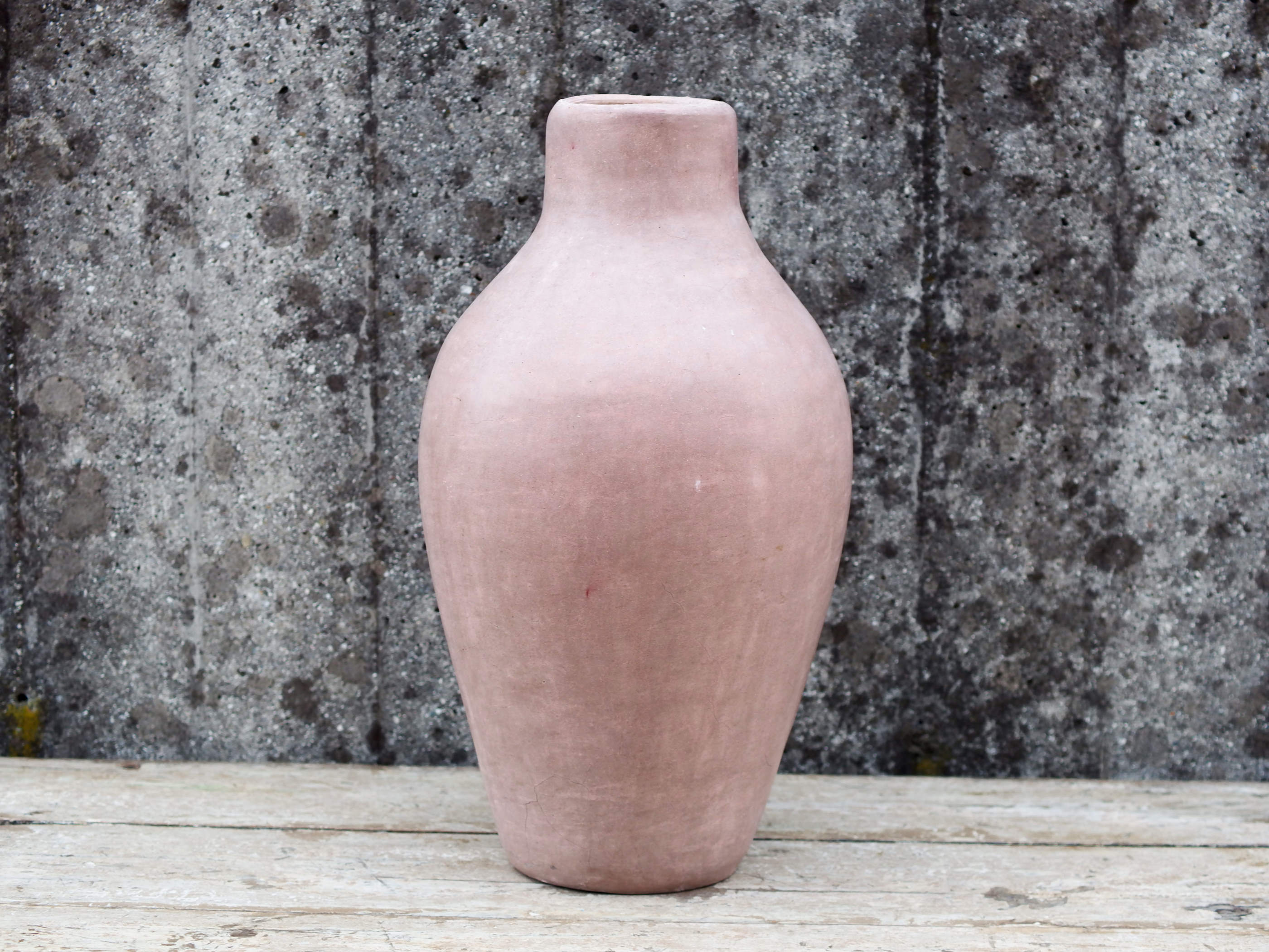 Vaso tadelakt, un intonaco di origine marocchina tipico della città di Marrakech, un metodo completamente ecologico basato sull'utilizzo di calce idrata, sapone nero, pigmenti naturali e cere.Dimensioni Diametro 25 h47cm.