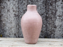 Carica l&#39;immagine nel visualizzatore di Gallery, Vaso tadelakt, un intonaco di origine marocchina tipico della città di Marrakech, un metodo completamente ecologico basato sull&#39;utilizzo di calce idrata, sapone nero, pigmenti naturali e cere.Dimensioni Diametro 25 h47cm.