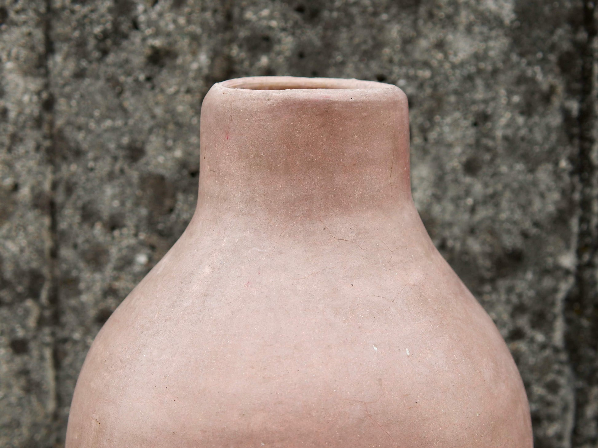 Vaso tadelakt, un intonaco di origine marocchina tipico della città di Marrakech, un metodo completamente ecologico basato sull'utilizzo di calce idrata, sapone nero, pigmenti naturali e cere.Dimensioni Diametro 25 h47cm.